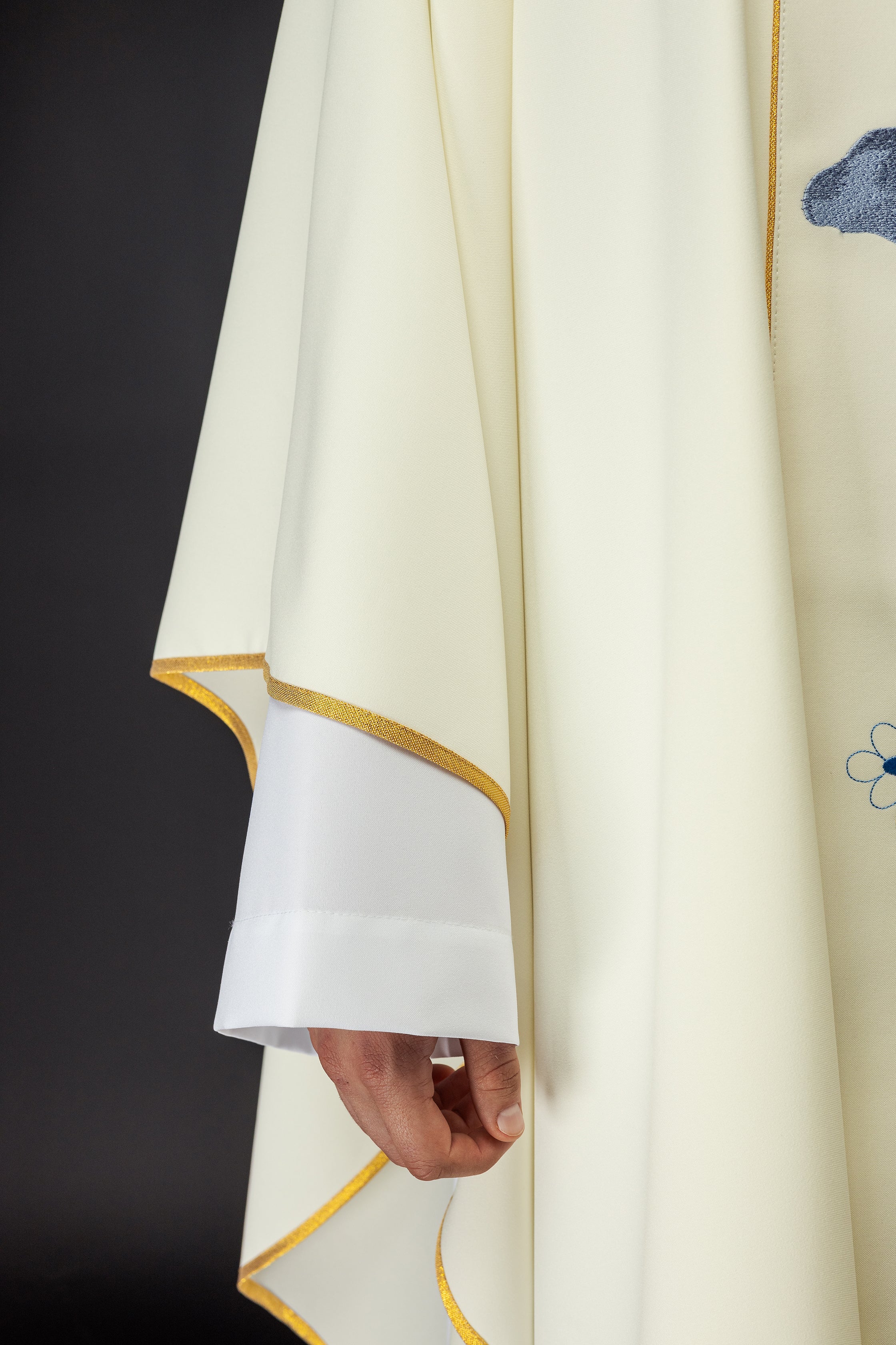 Priest chasuble in ivory with the image of Our Lady of Fatima