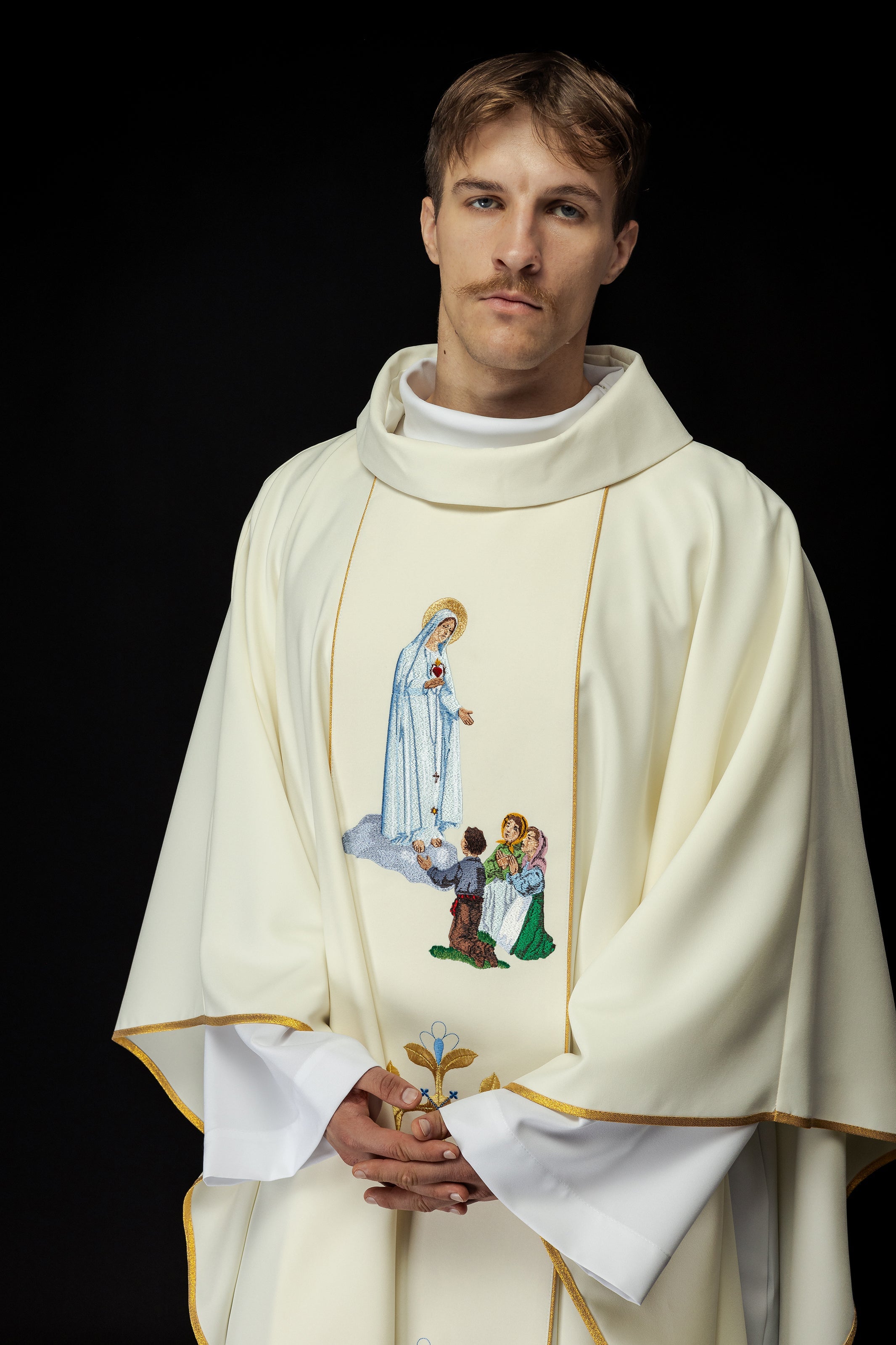 Priest chasuble in ivory with the image of Our Lady of Fatima