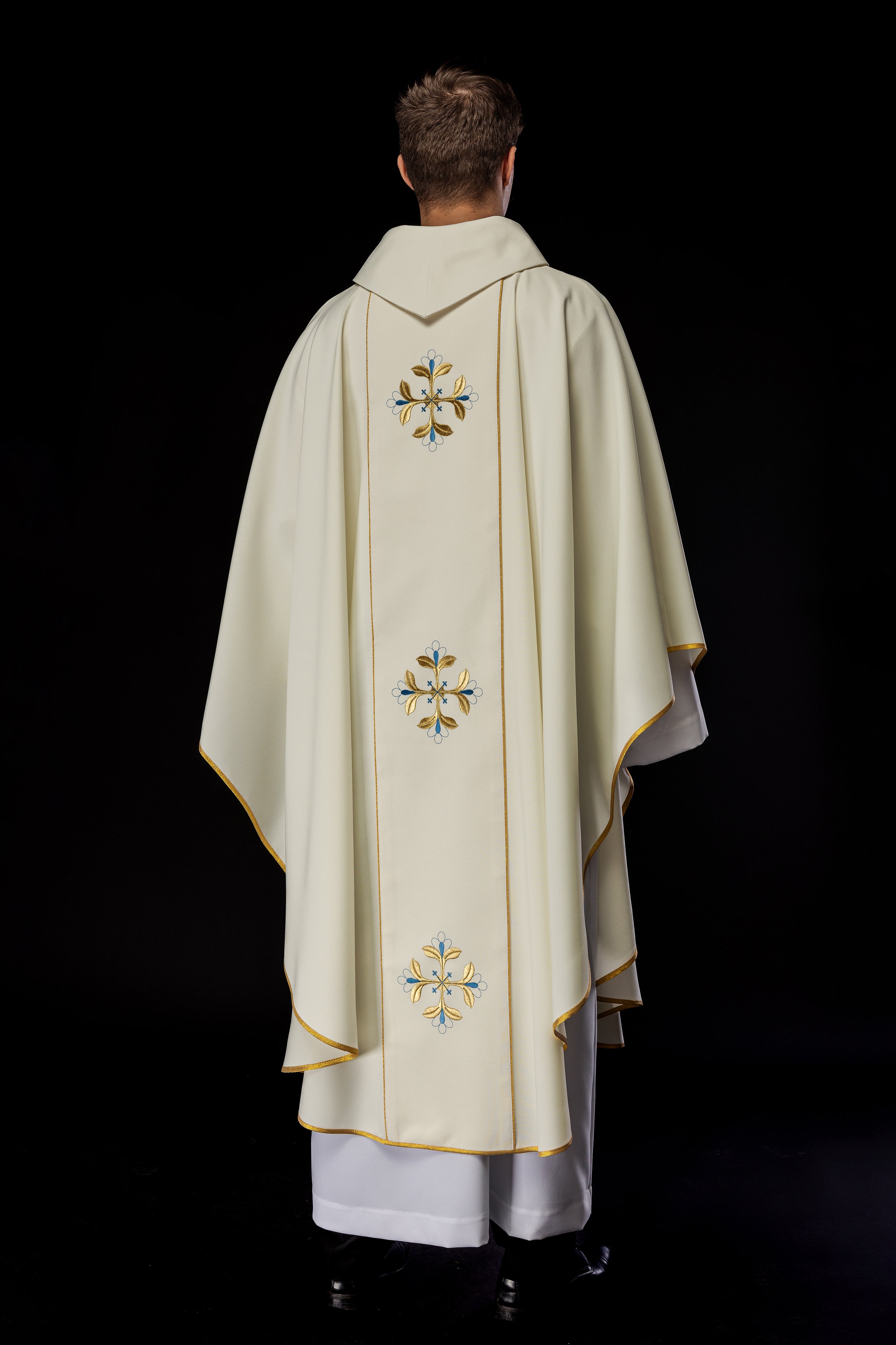 Embroidered chasuble with an image of the Heart of Mary - HAFTINAUSA.COM