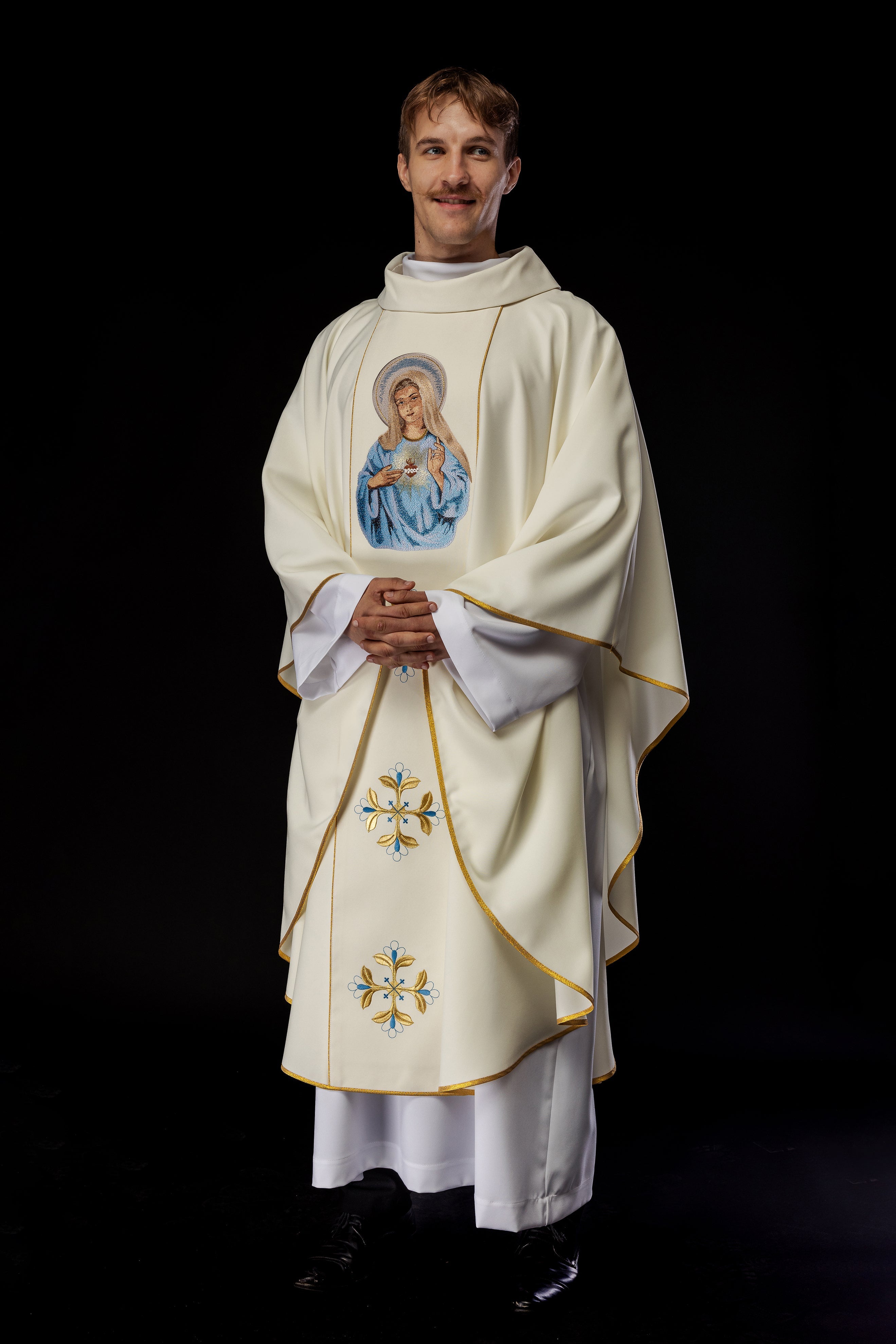 Embroidered chasuble with an image of the Heart of Mary