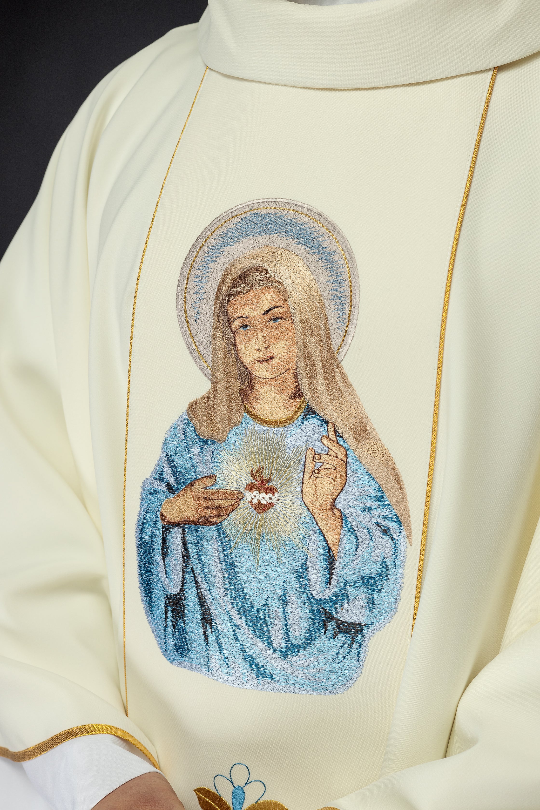 Embroidered chasuble with an image of the Heart of Mary