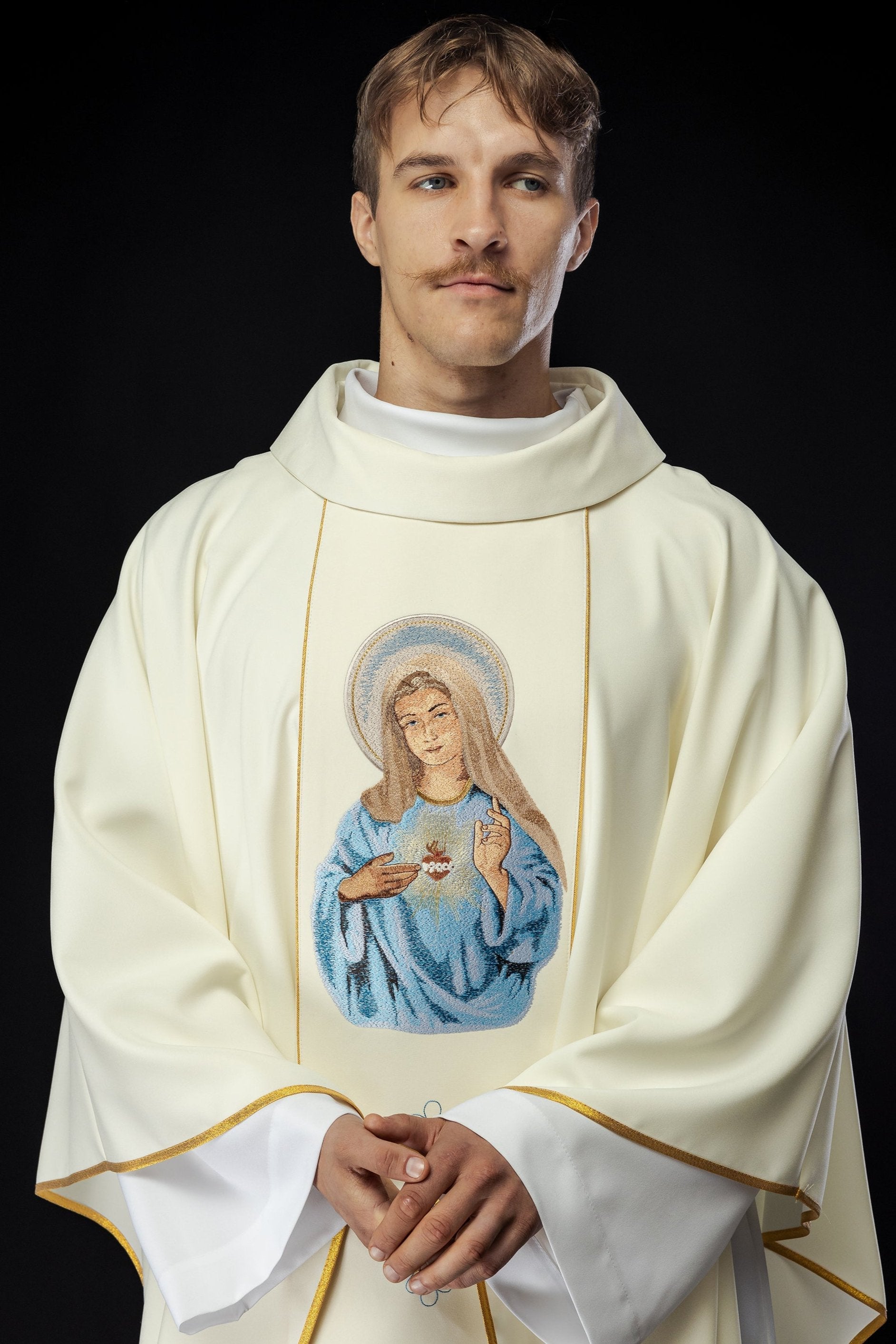 Embroidered chasuble with an image of the Heart of Mary - HAFTINAUSA.COM