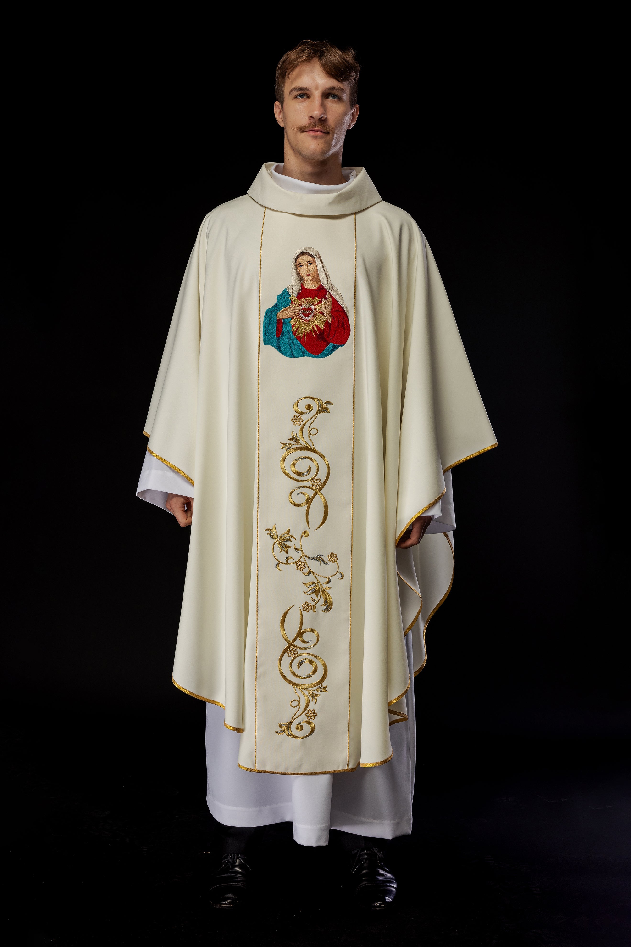 Ivory chasuble with the image of Immaculate Heart of Mary - HAFTINAUSA.COM