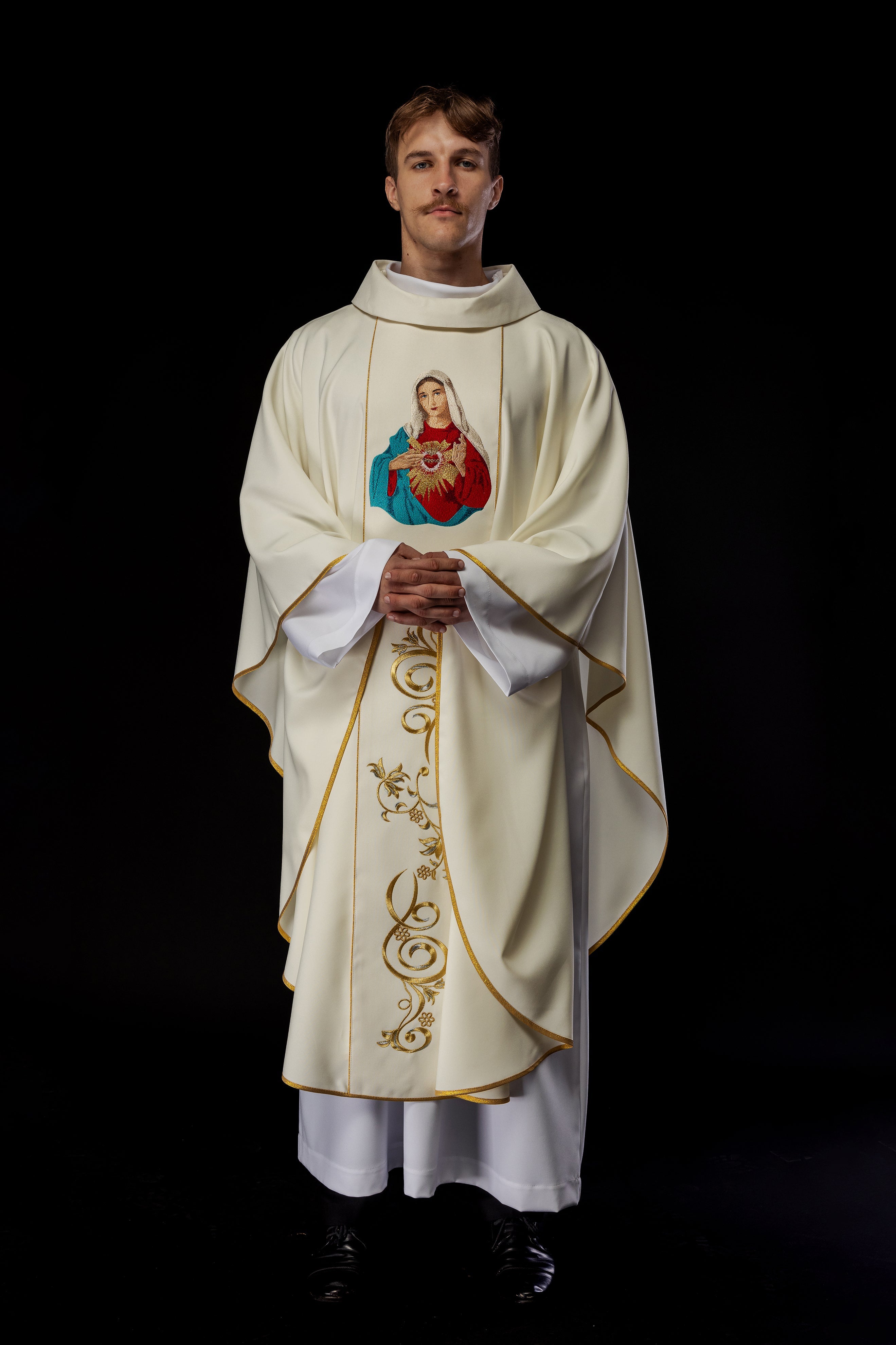 Ivory chasuble with the image of Immaculate Heart of Mary