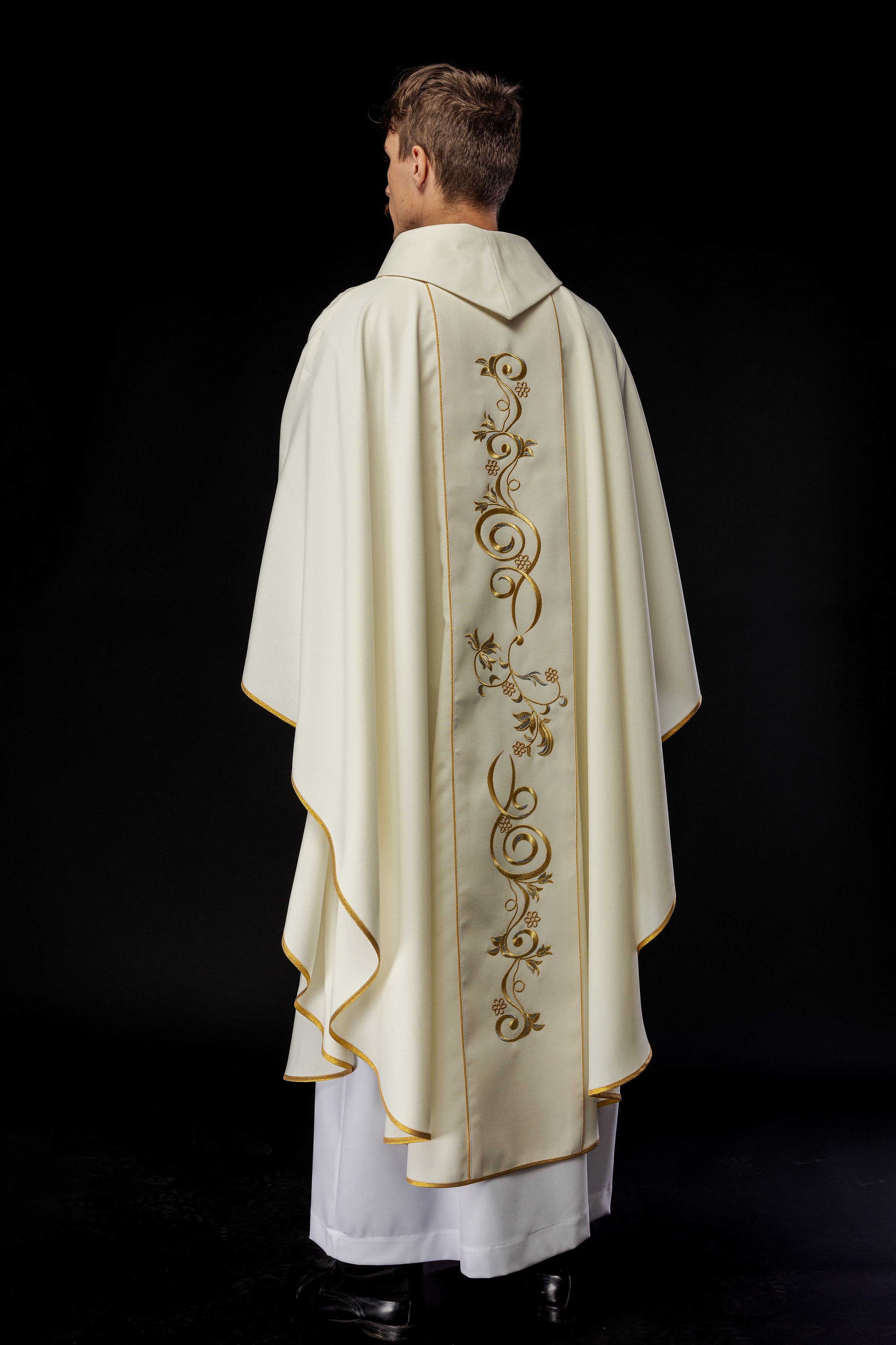 Ivory chasuble with the image of Immaculate Heart of Mary