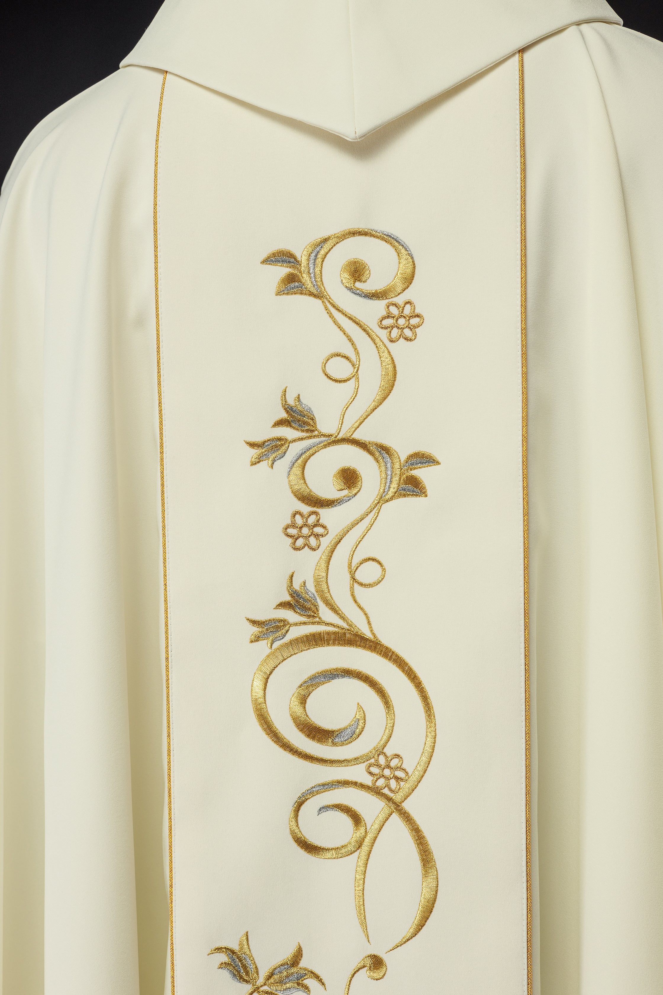 Ivory chasuble with the image of Immaculate Heart of Mary