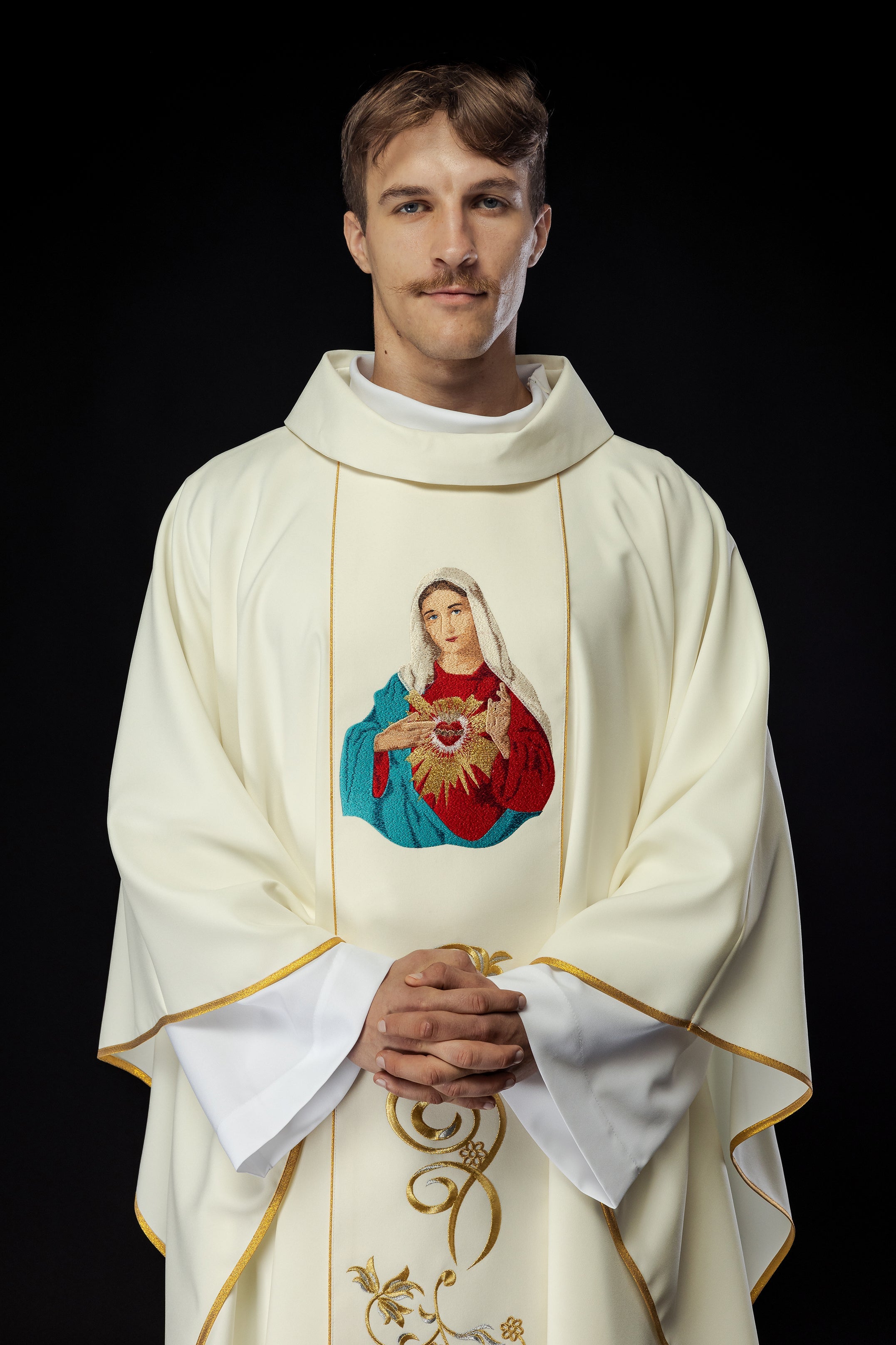 Ivory chasuble with the image of Immaculate Heart of Mary