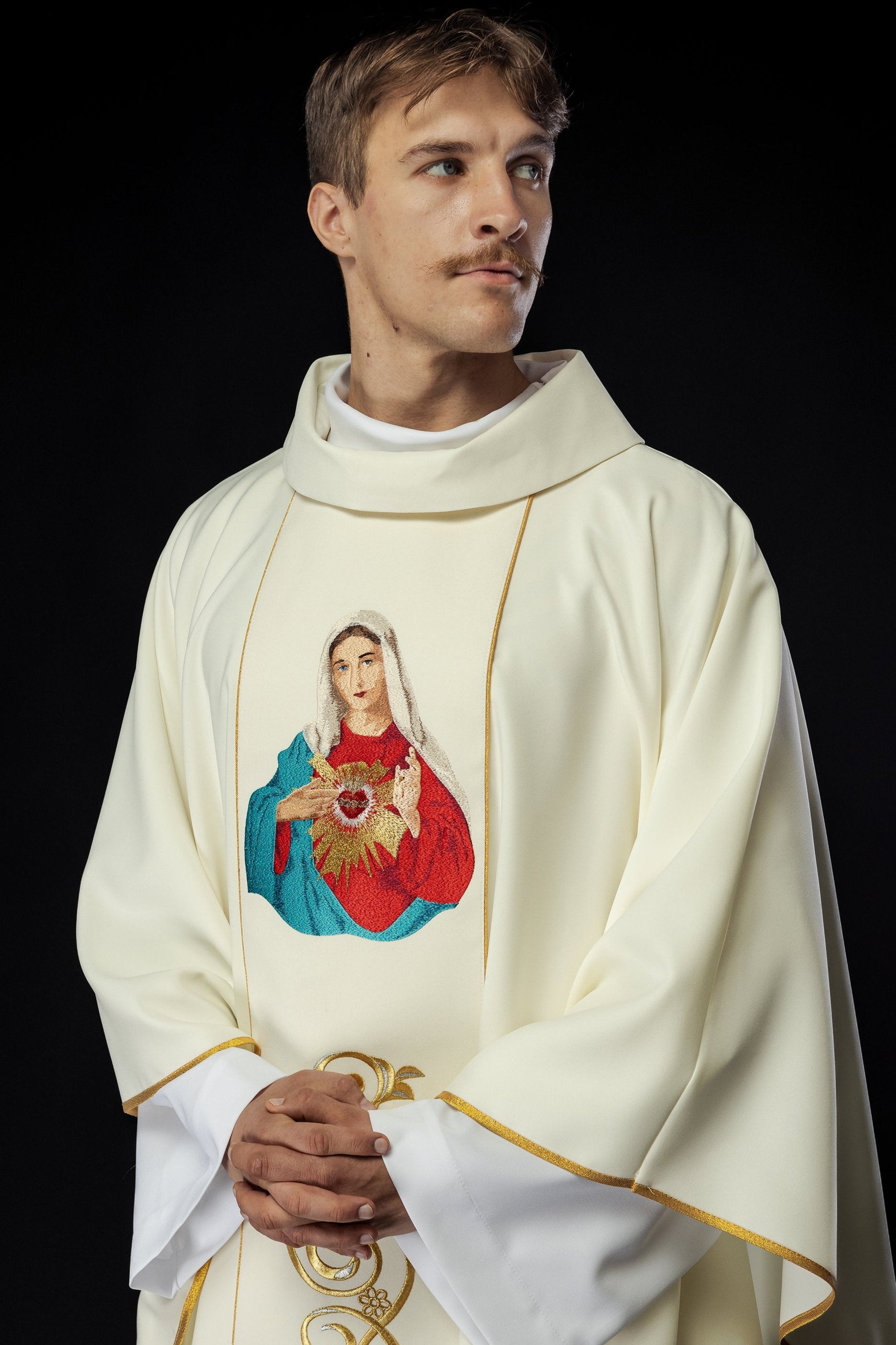 Ivory chasuble with the image of Immaculate Heart of Mary - HAFTINAUSA.COM