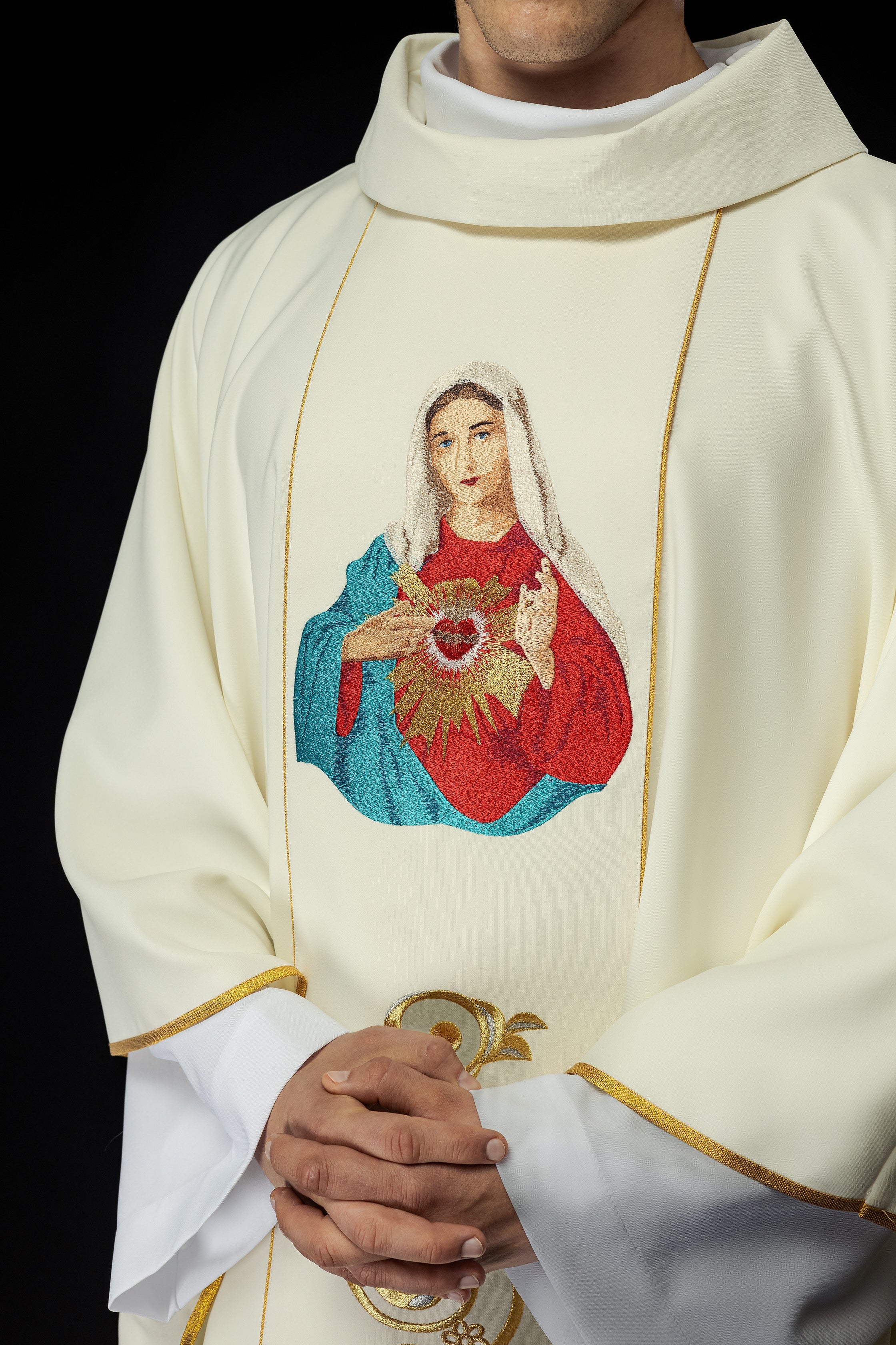 Ivory chasuble with the image of Immaculate Heart of Mary