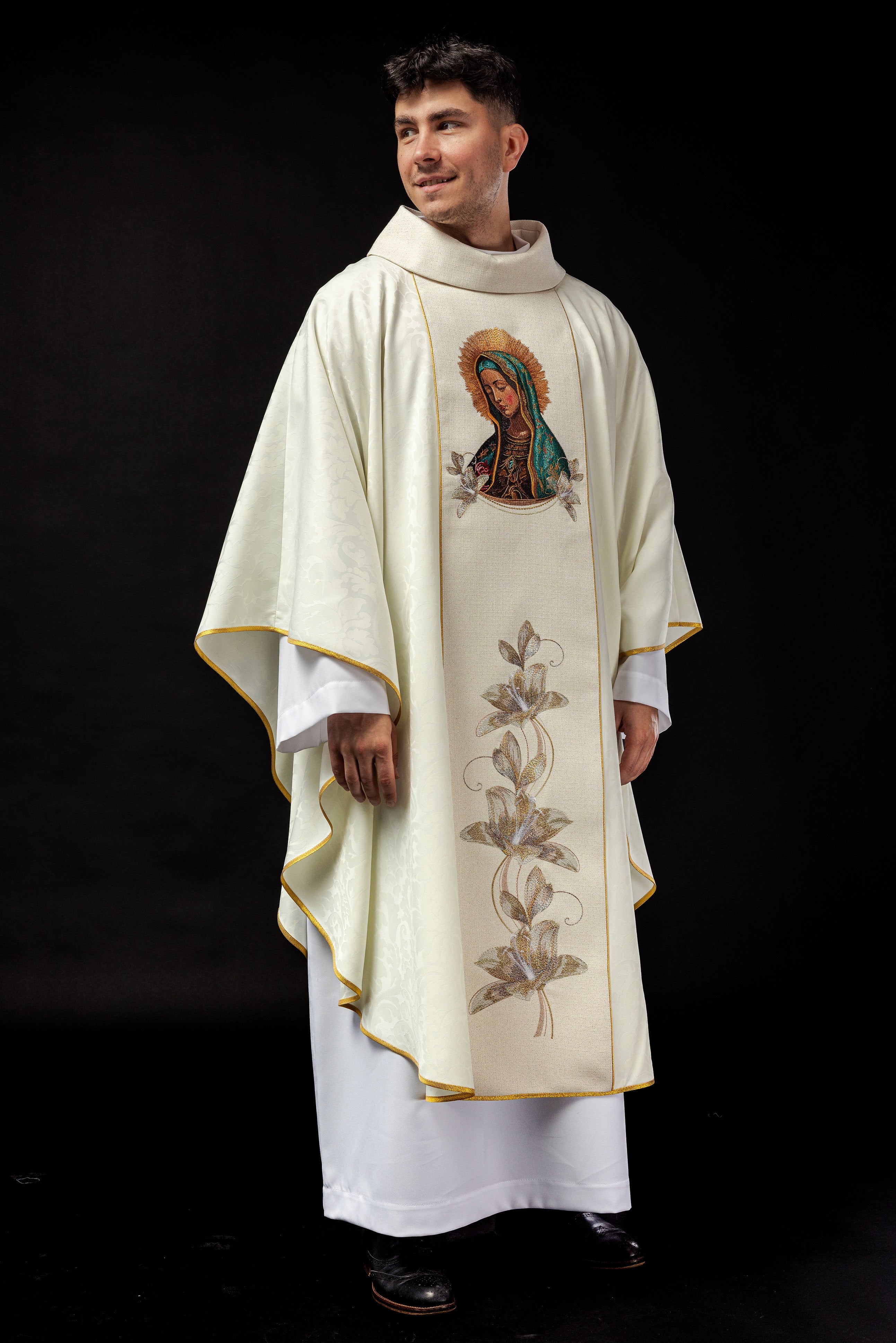 Embroidered chasuble with the image of Our Lady of Guadalupe - HAFTINAUSA.COM