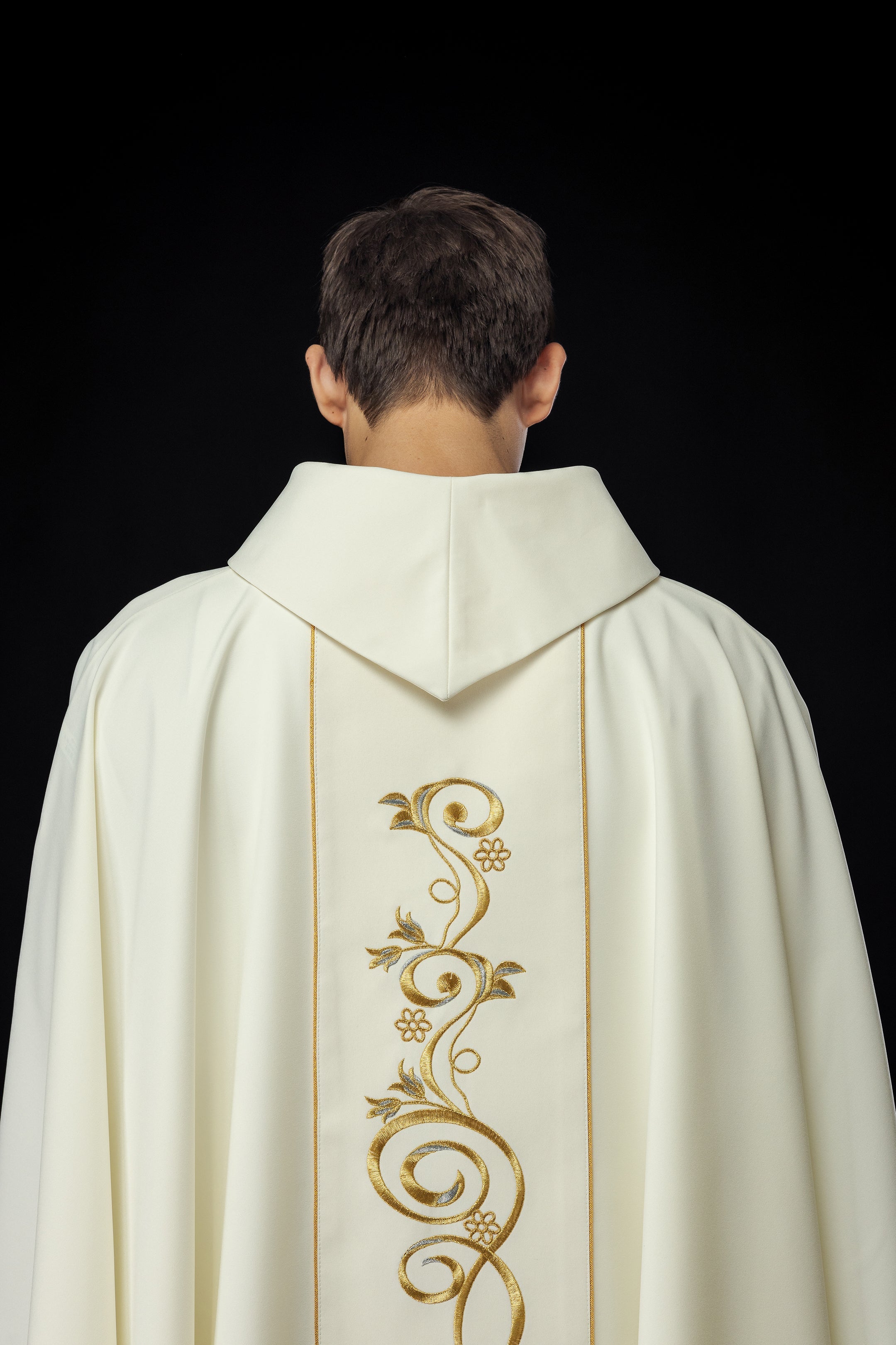 Christmas ivory chasuble with the image of Holy Family - HAFTINAUSA.COM