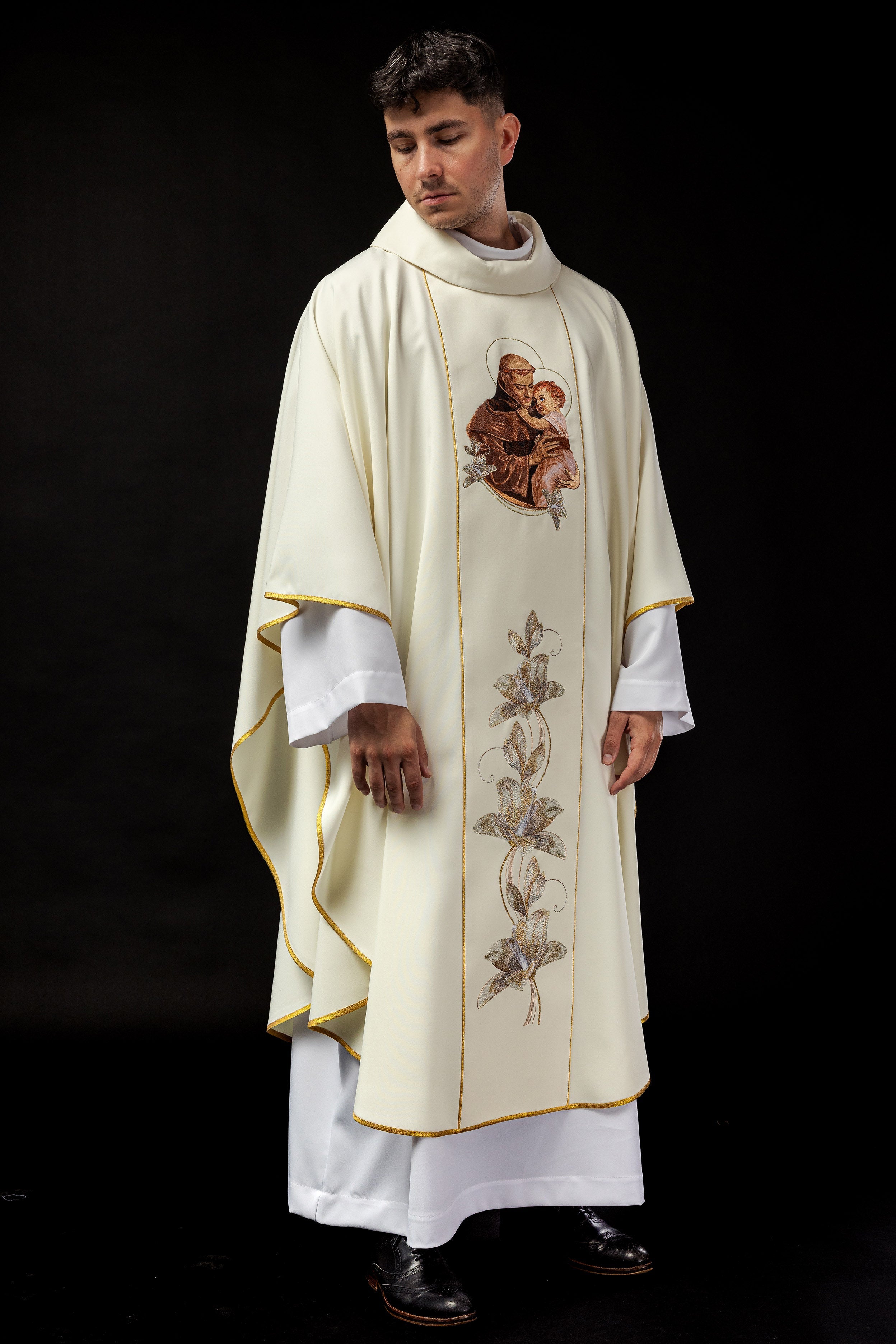 Embroidered chasuble with the image of Saint Anthony - HAFTINAUSA.COM