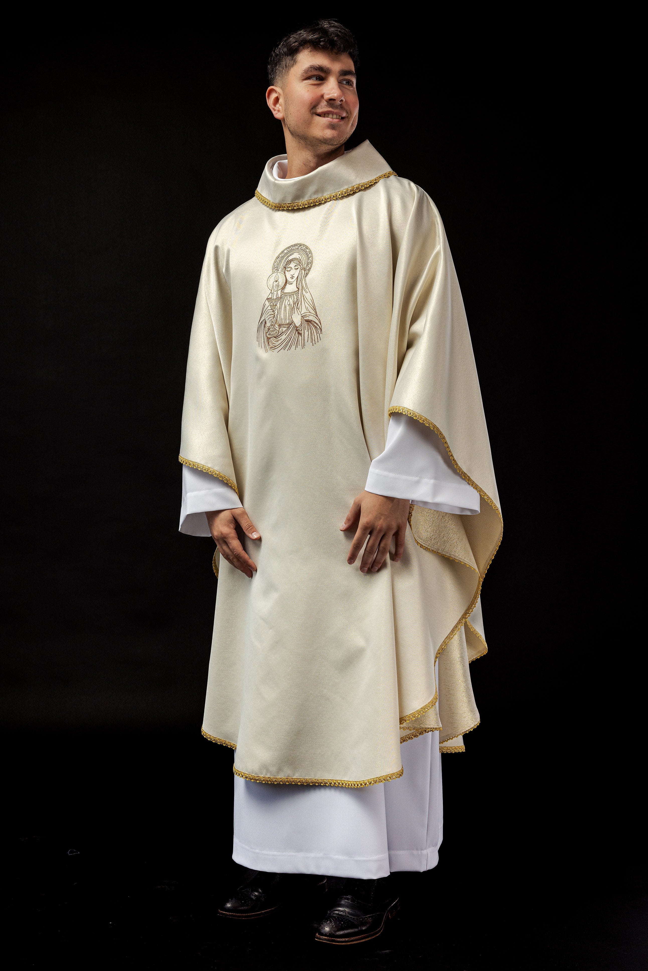 Embroidered chasuble with the image of Our Lady of Thunder - HAFTINAUSA.COM