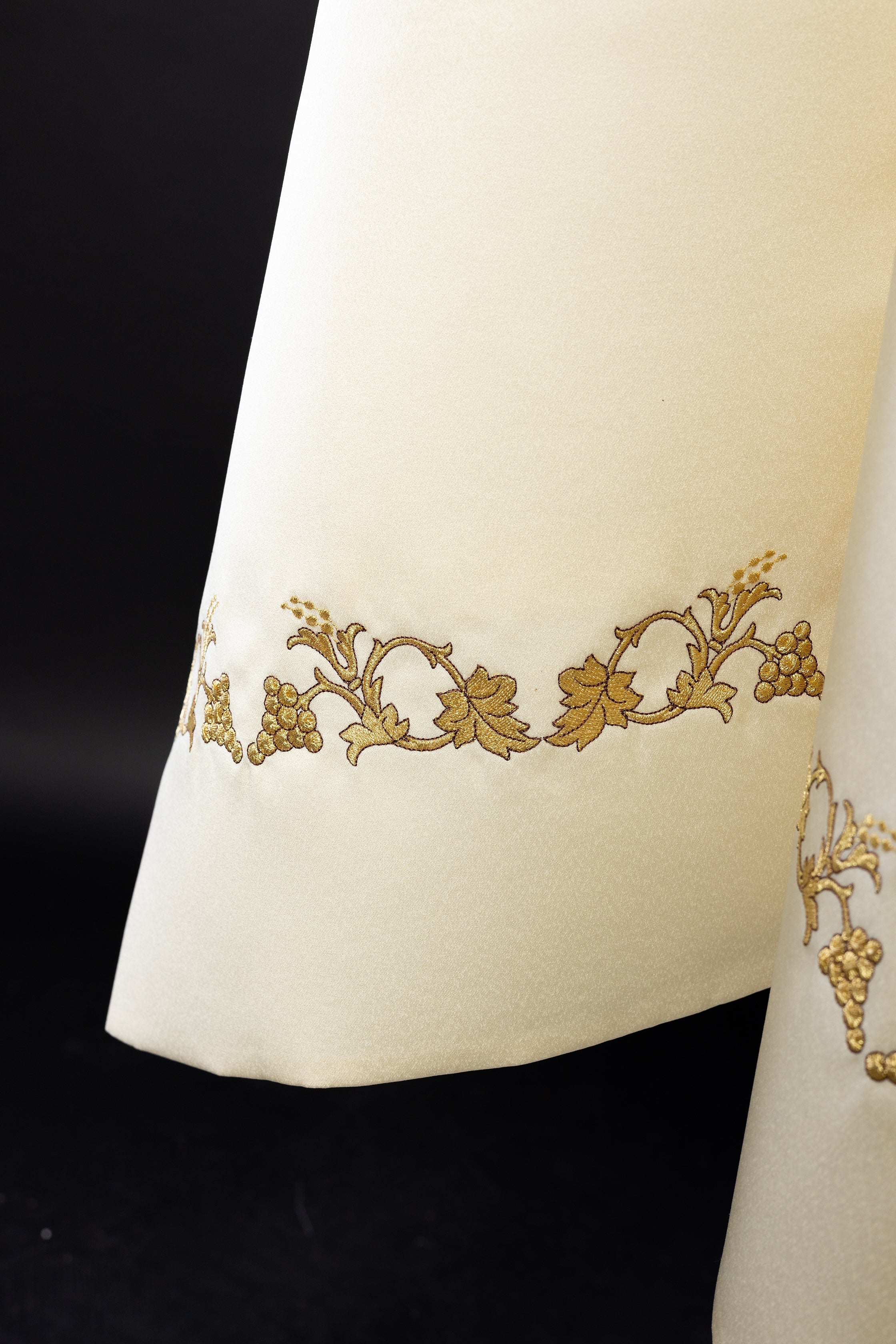 Ecru liturgical veil with an embroidered chalice