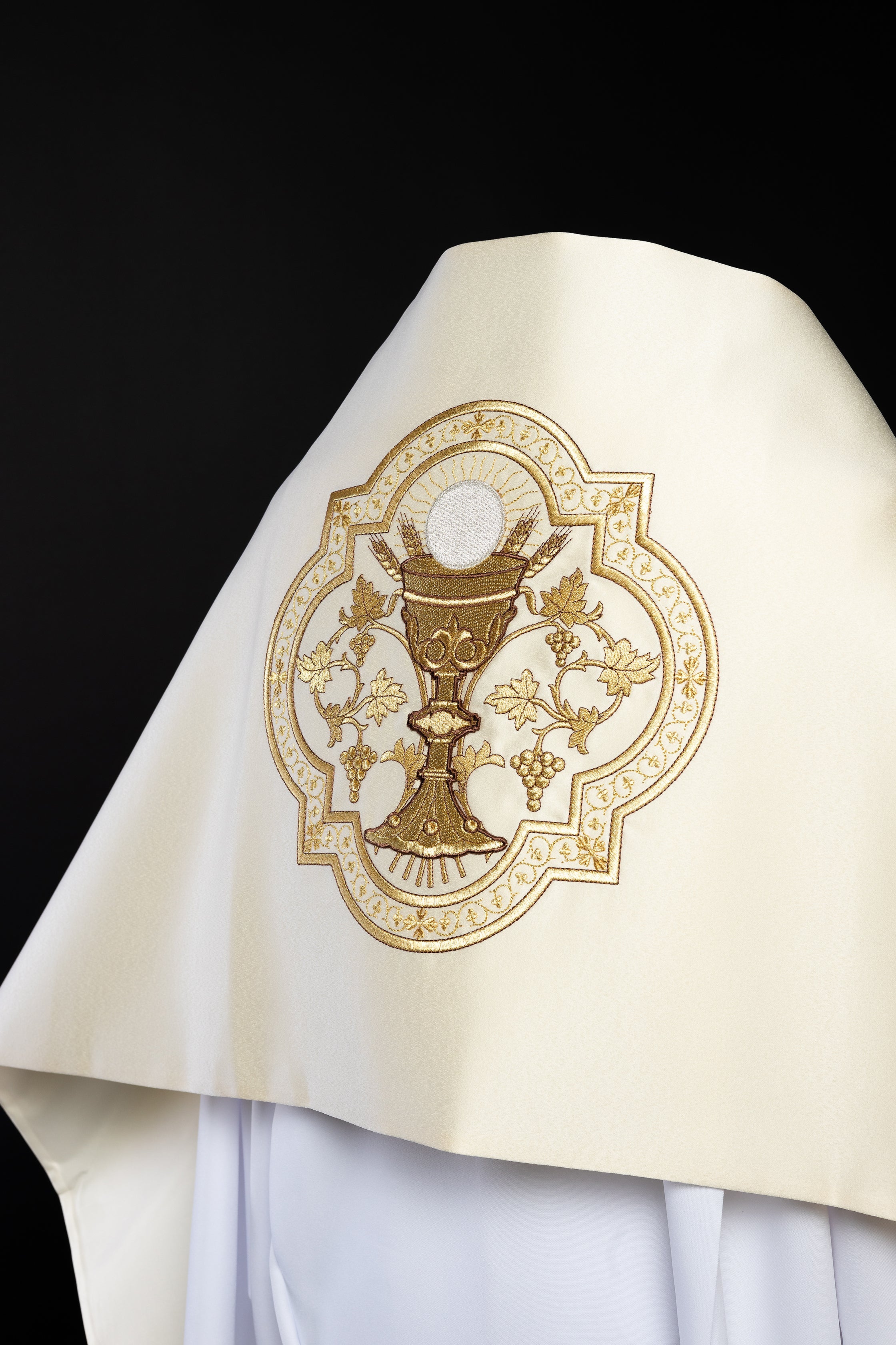 Ecru liturgical veil with an embroidered chalice