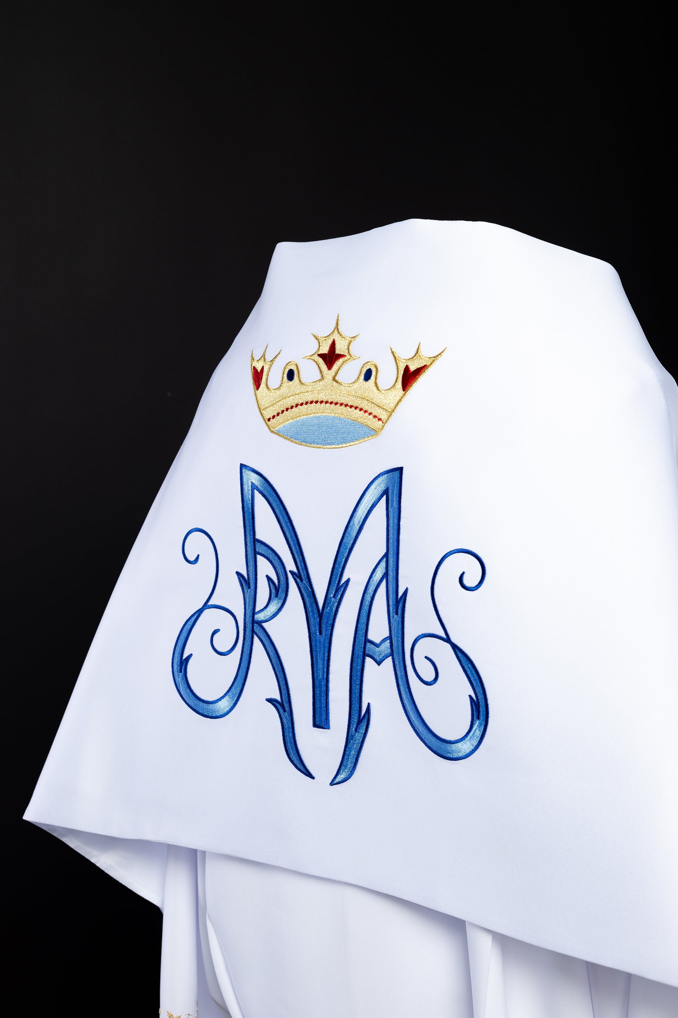 Embroidered veil with a Marian motif in white color