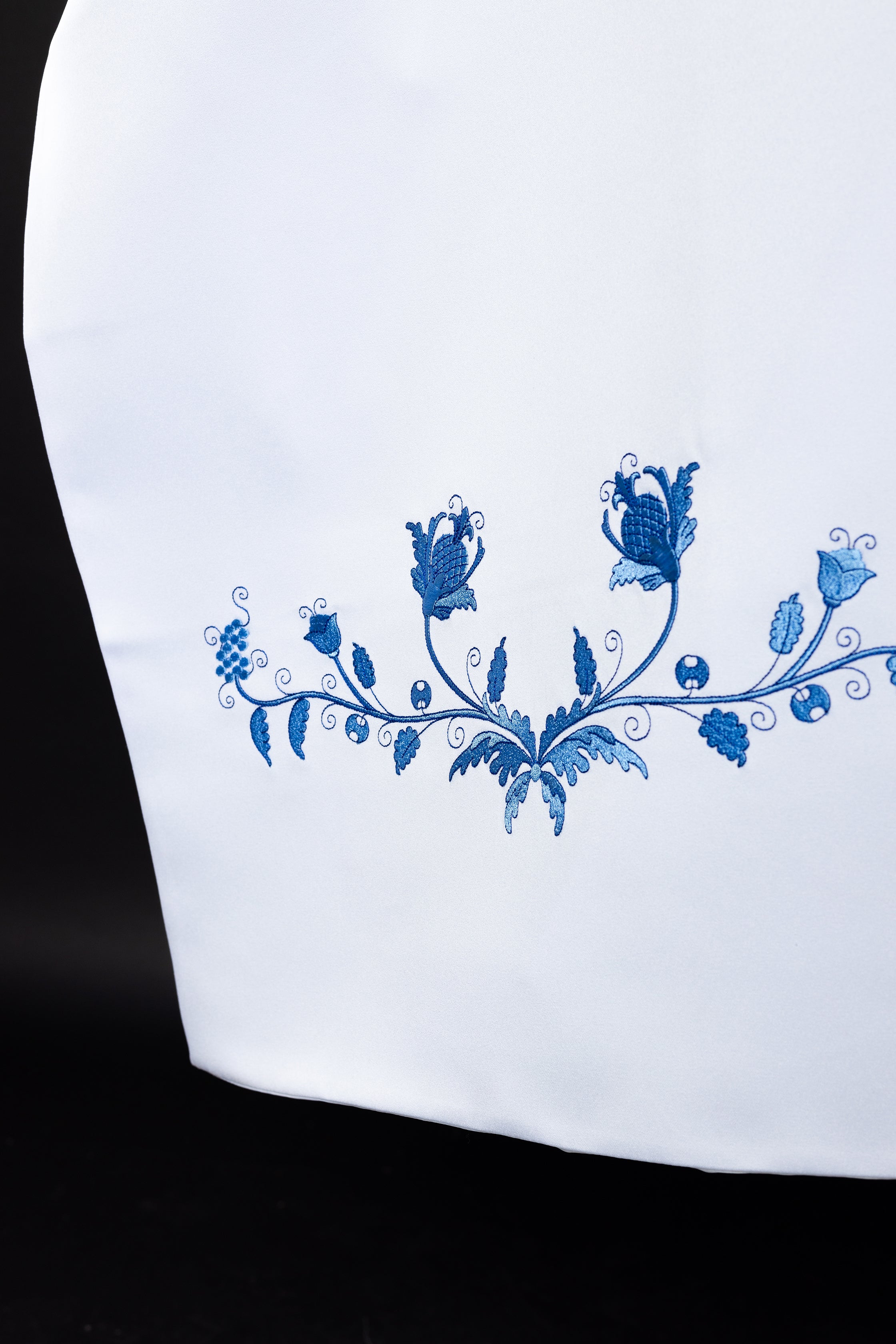 Embroidered veil with a Marian motif in white color