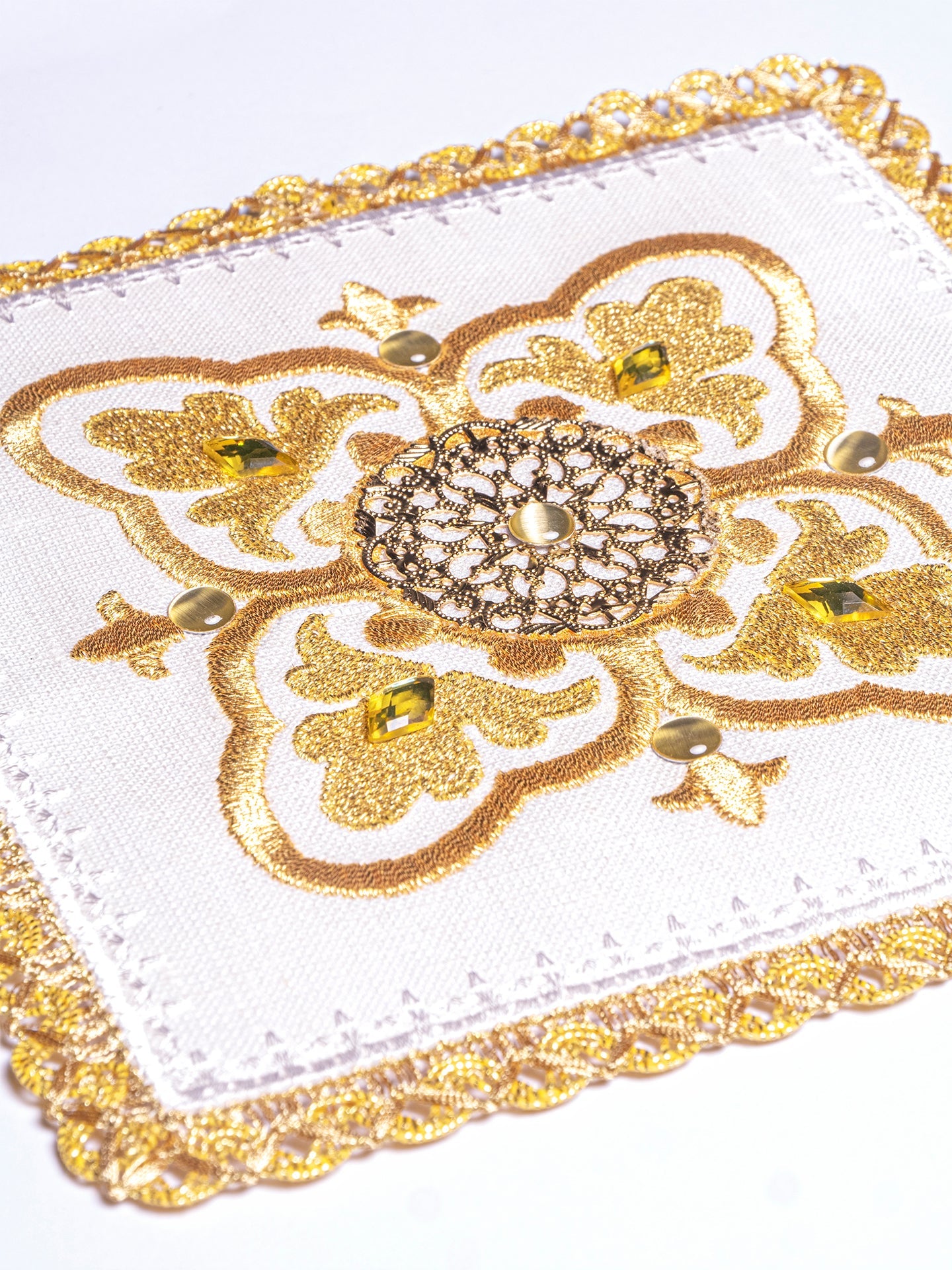 Linen Chalice Linens with Delicate Chalice and Grape Embroidery - HAFTINAUSA.COM