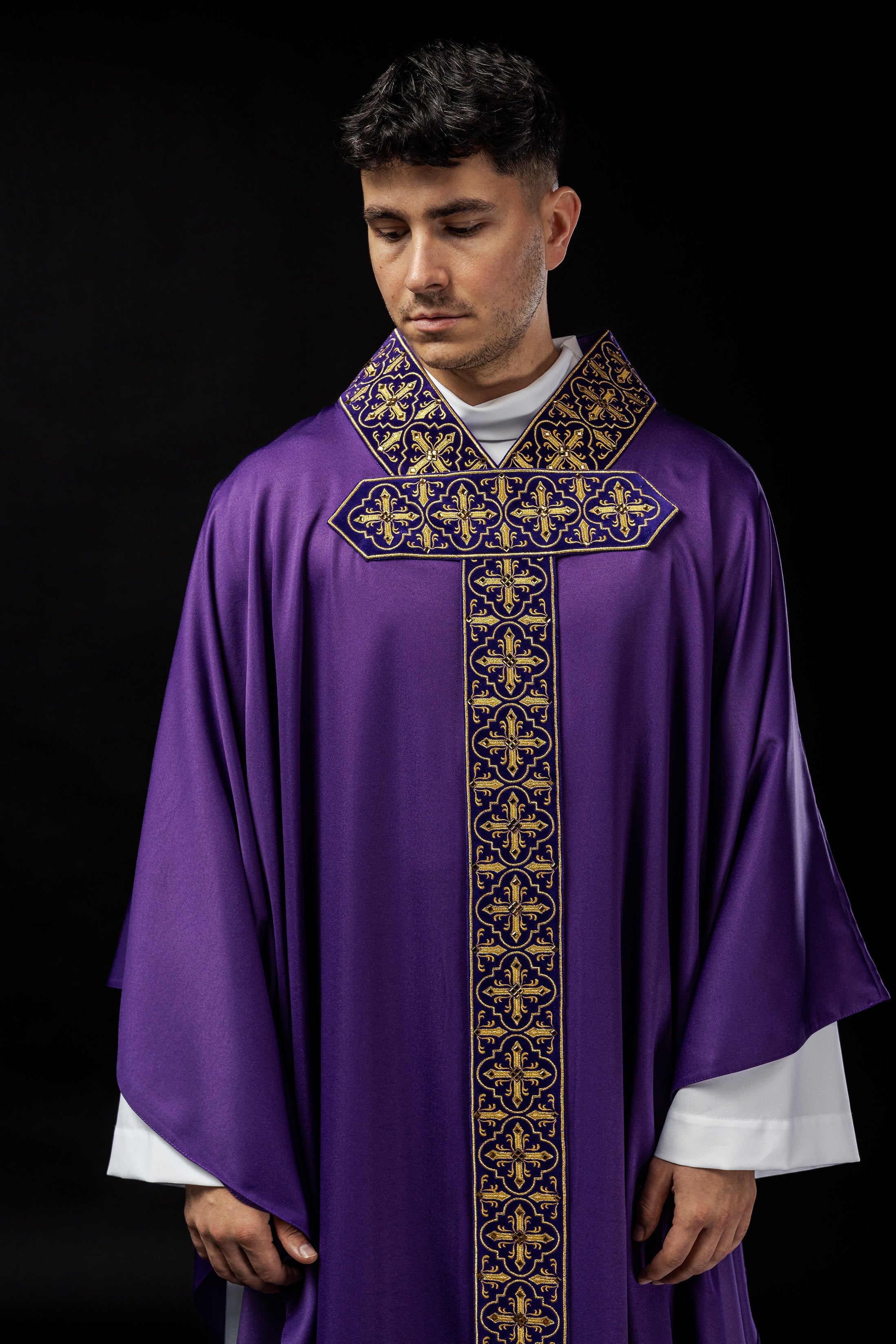 Purple chasuble finished by hand with 500 decorative stones - HAFTINAUSA.COM