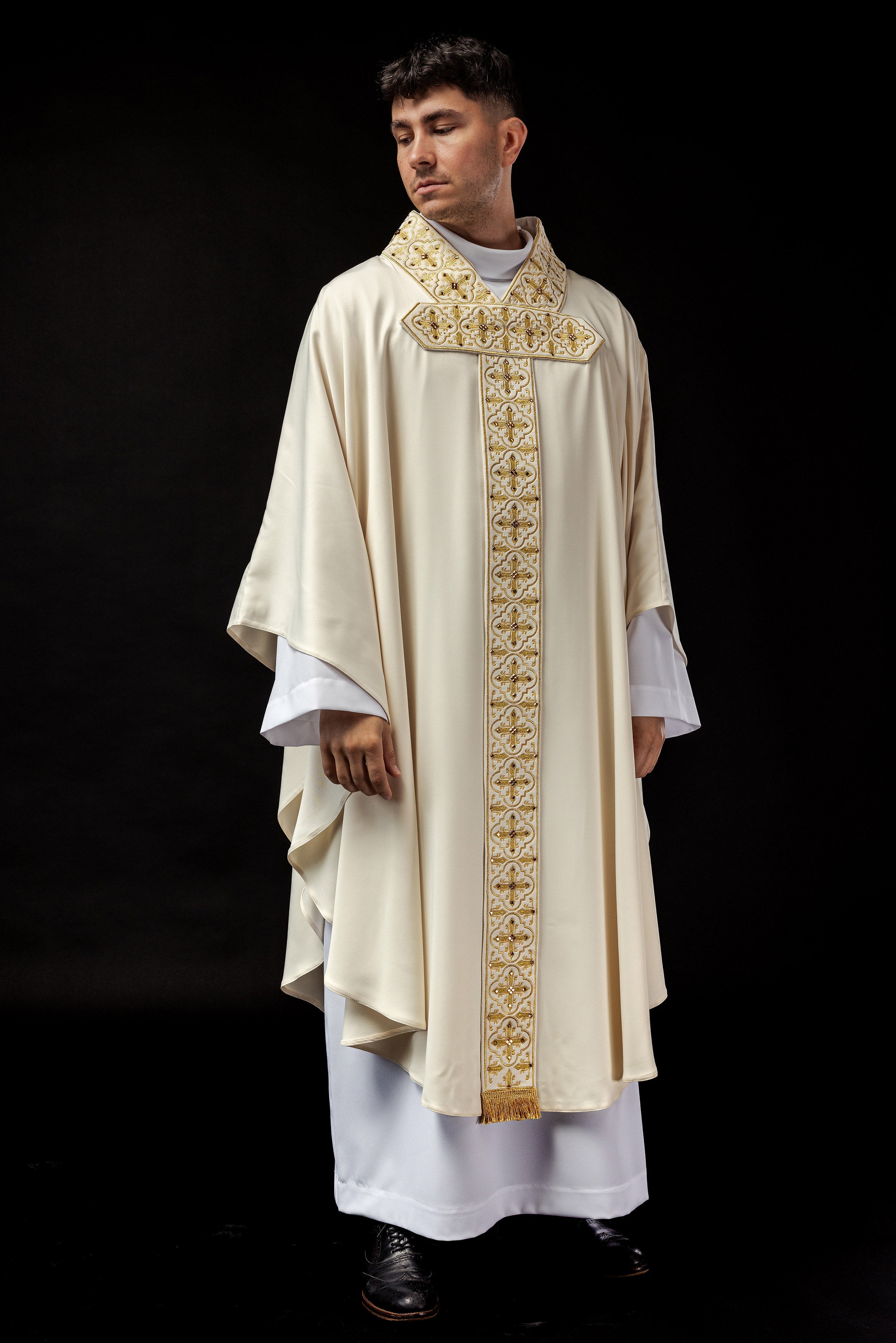 Chasuble richly adorned with 500 faceted stones - HAFTINAUSA.COM