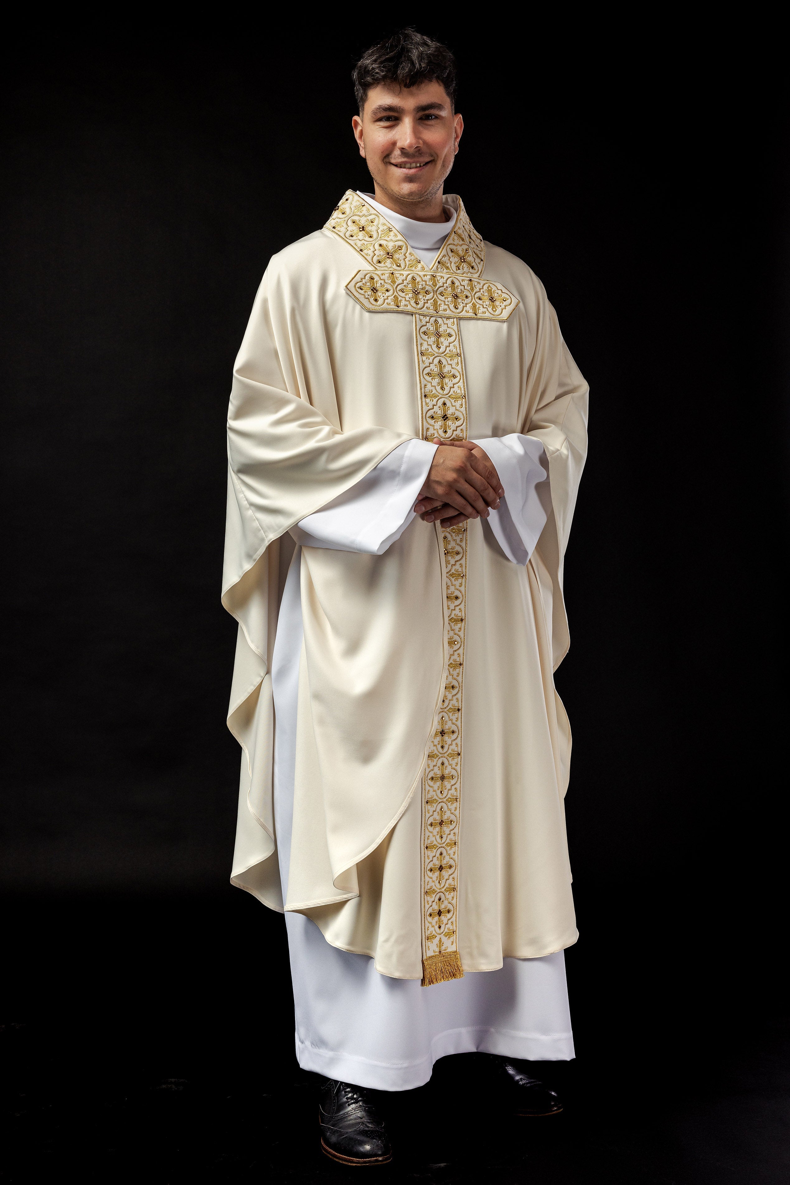 Chasuble richly adorned with 500 faceted stones - HAFTINAUSA.COM