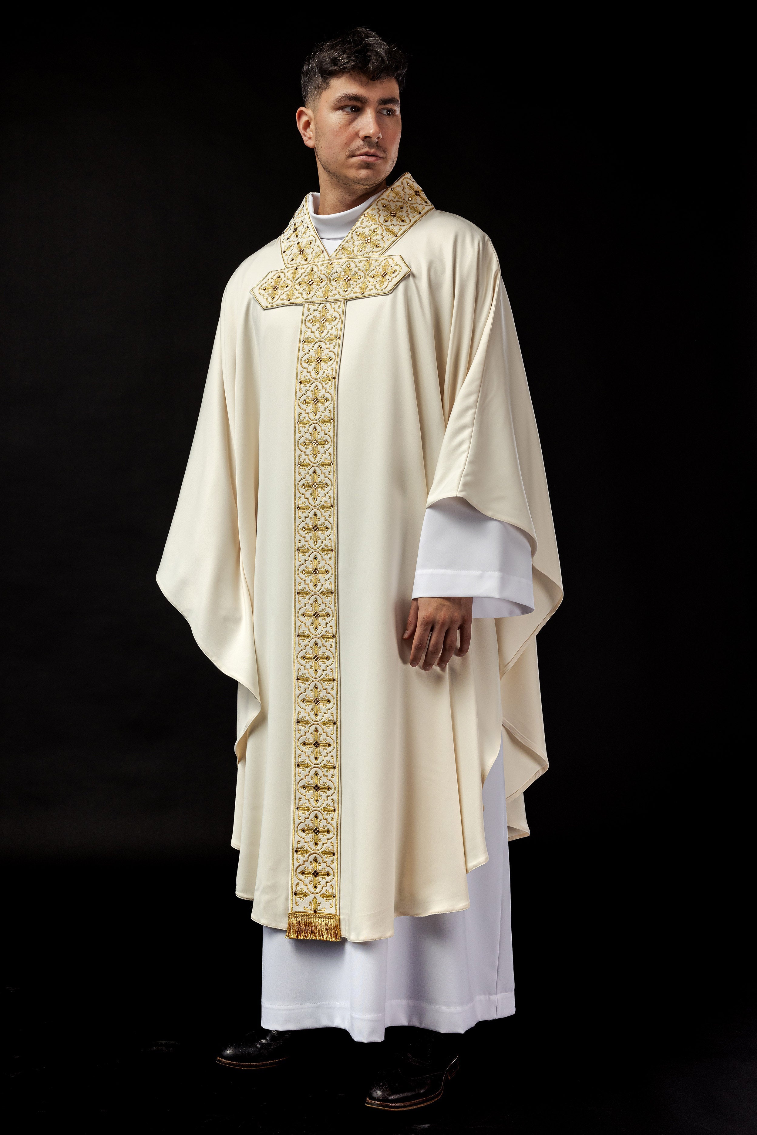 Chasuble richly adorned with 500 faceted stones