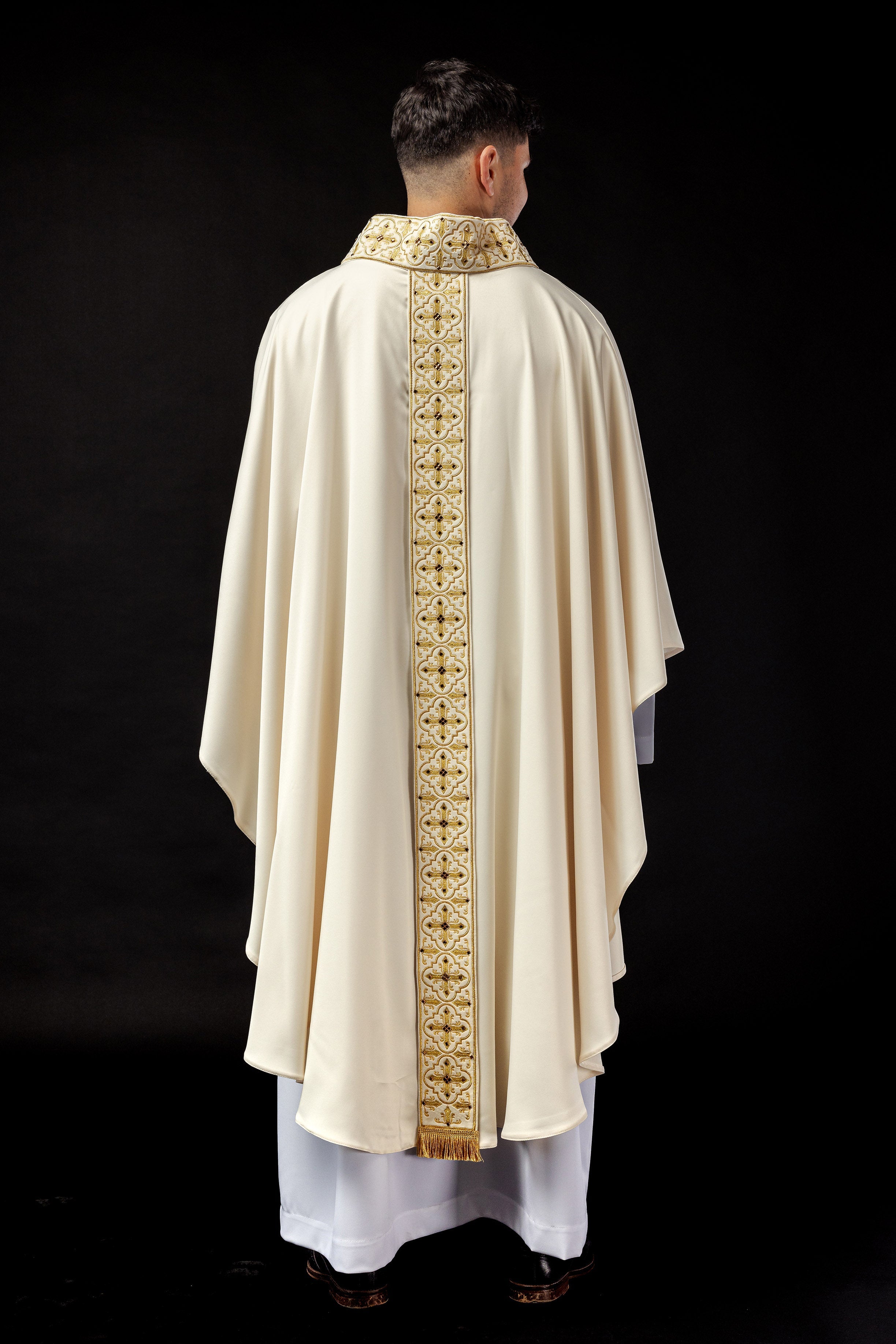 Chasuble richly adorned with 500 faceted stones