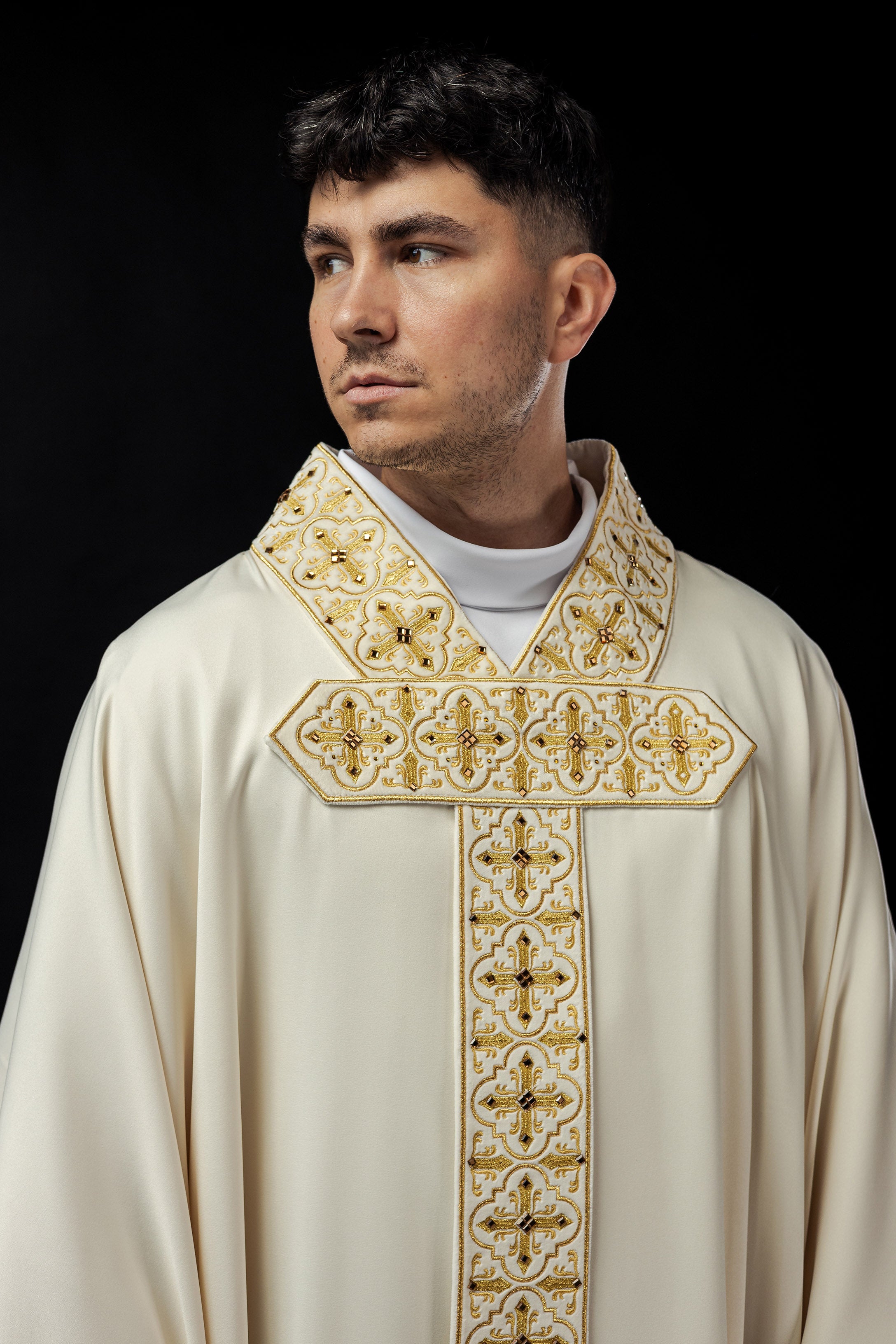 Chasuble richly adorned with 500 faceted stones - HAFTINAUSA.COM