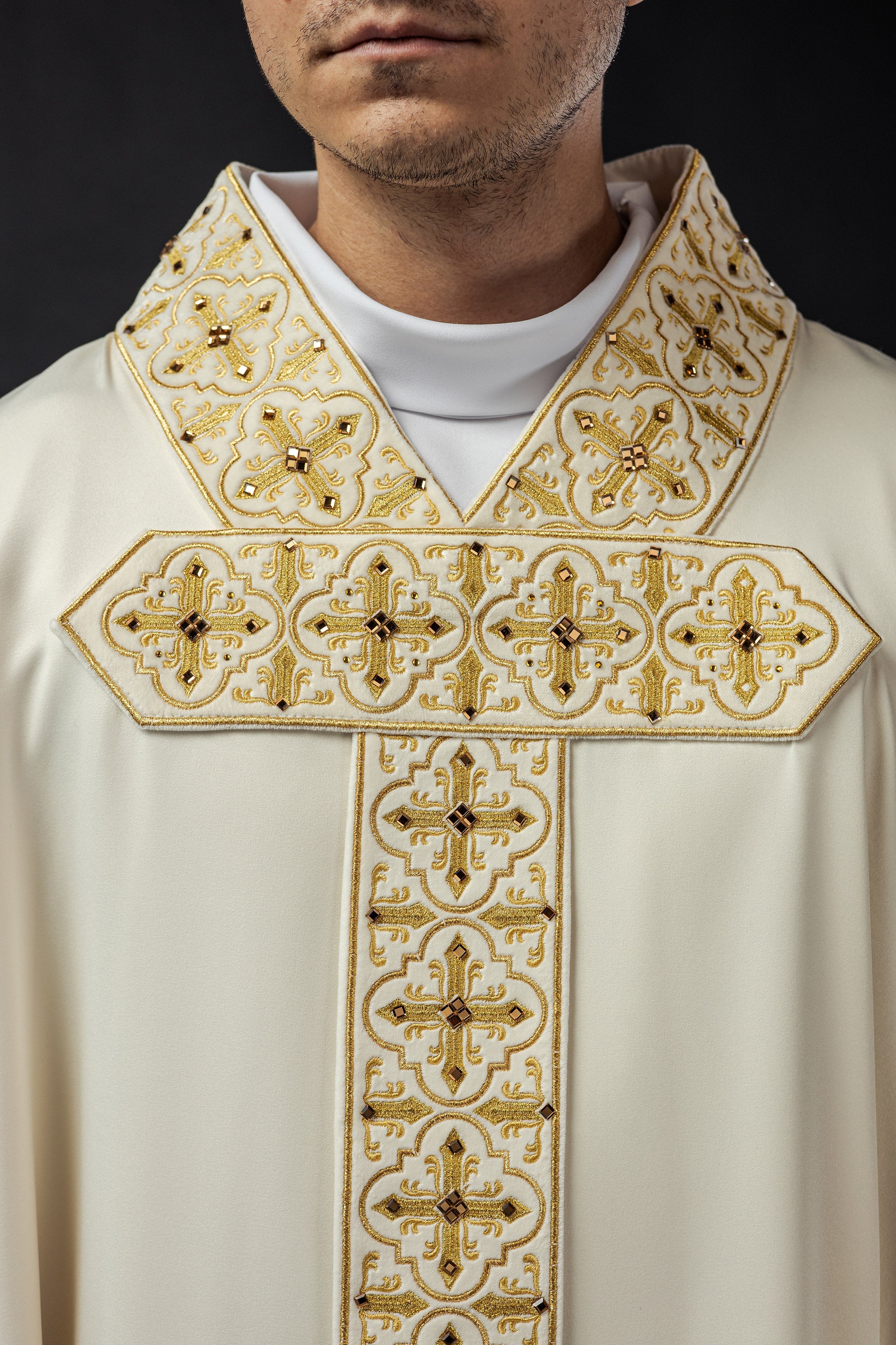 Chasuble richly adorned with 500 faceted stones