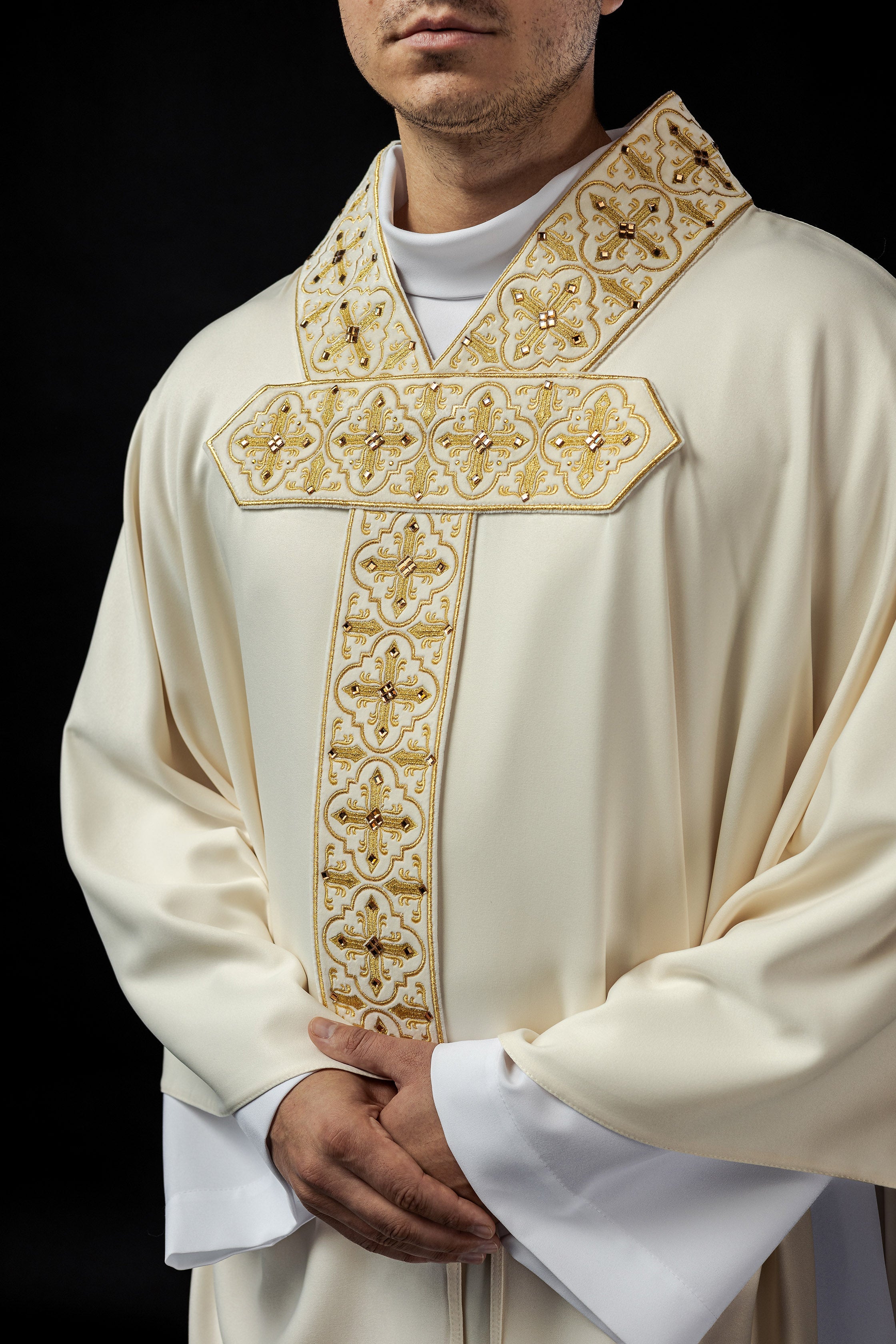 Chasuble richly adorned with 500 faceted stones