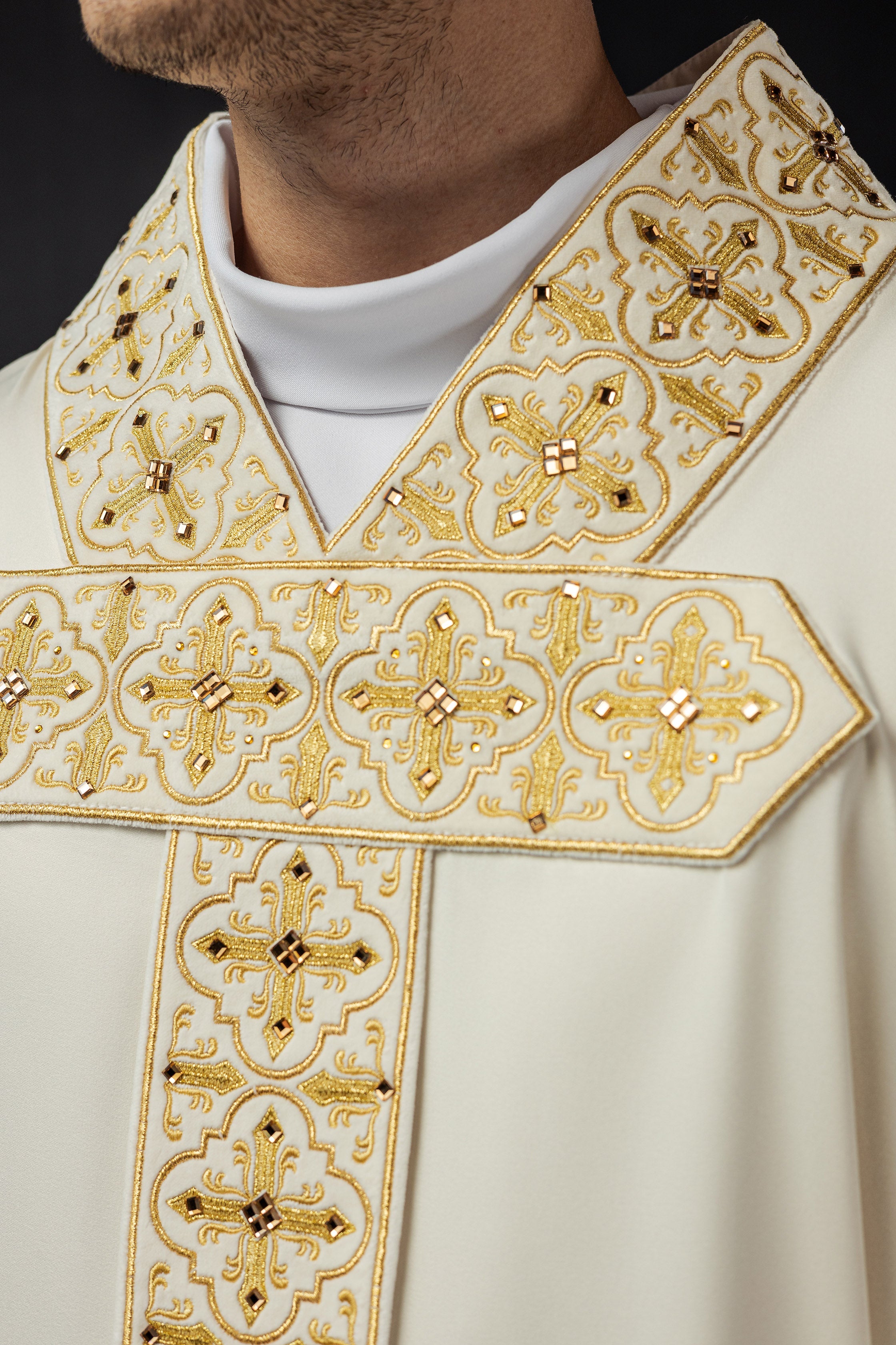 Chasuble richly adorned with 500 faceted stones