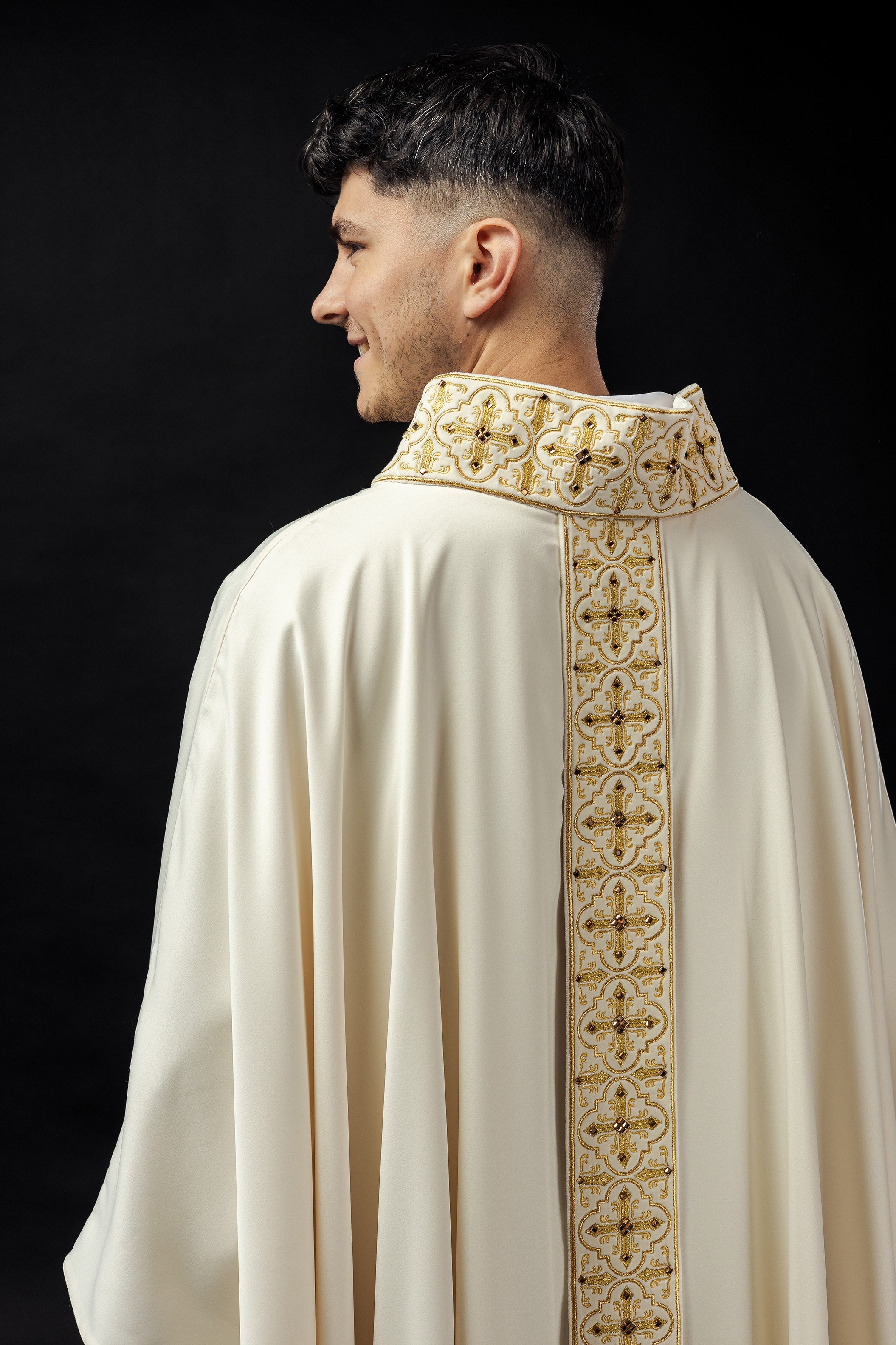 Chasuble richly adorned with 500 faceted stones