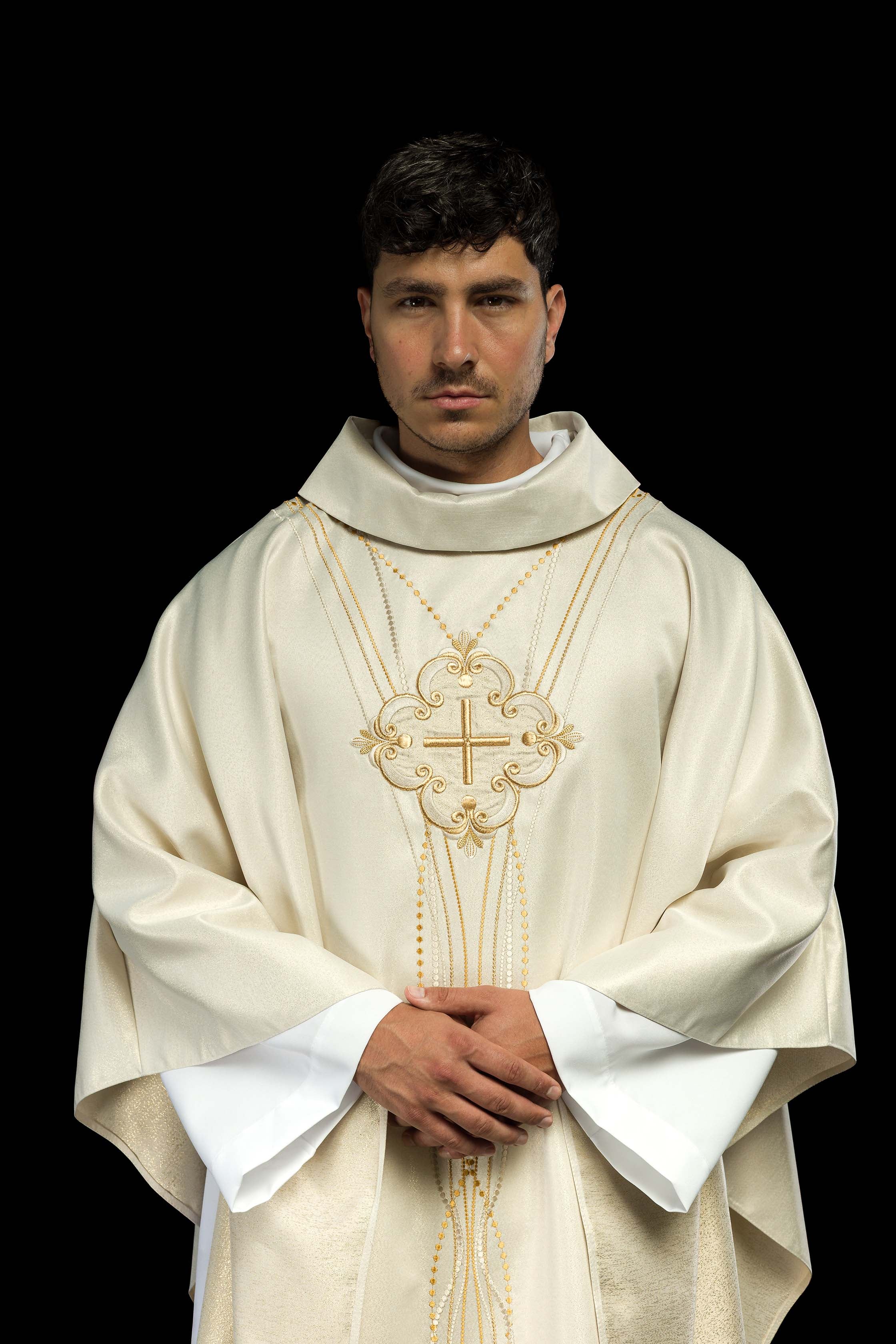 Chasuble made of shiny fabric inspired by the rosary