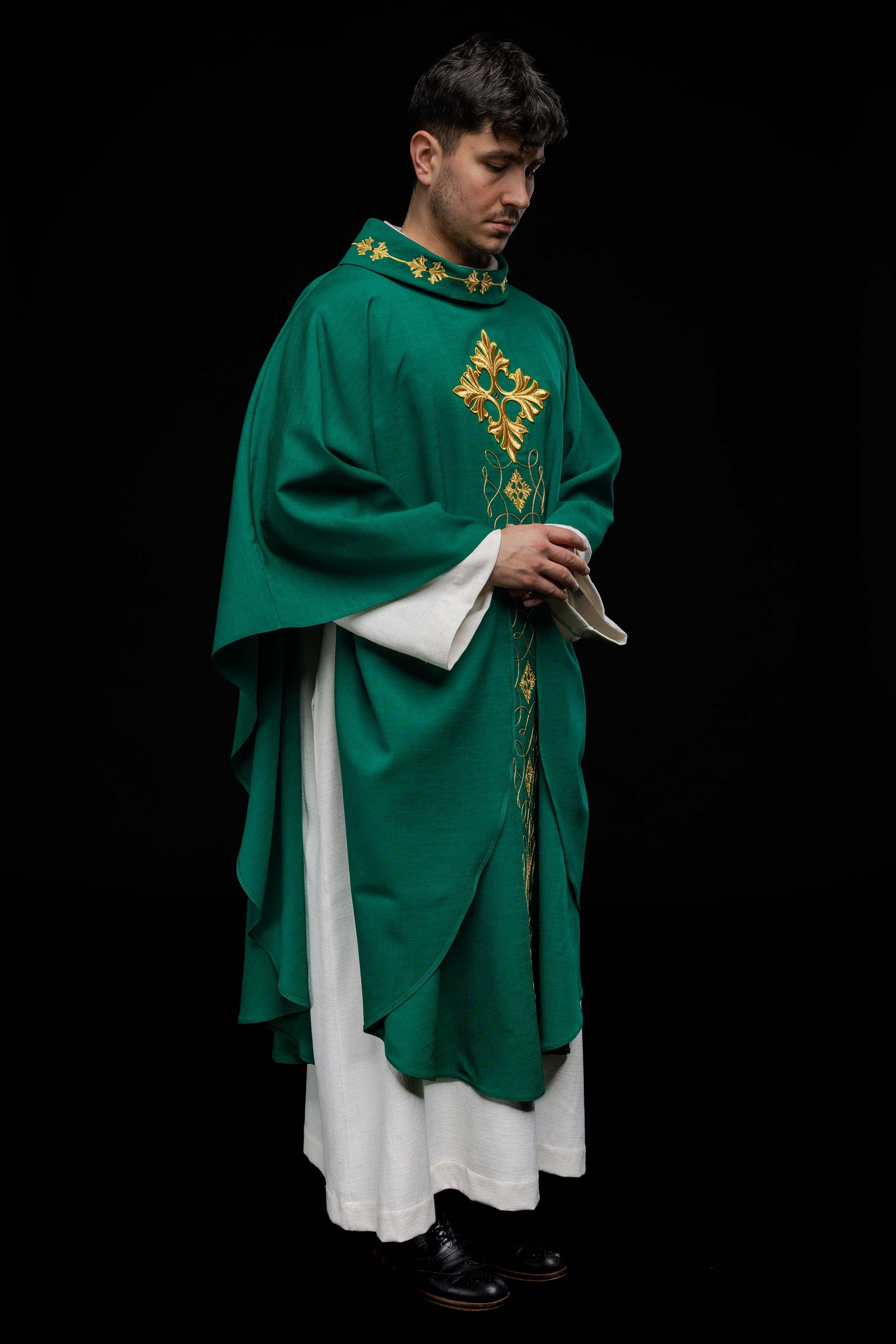 Green chasuble richly embroidered with a cord - HAFTINAUSA.COM