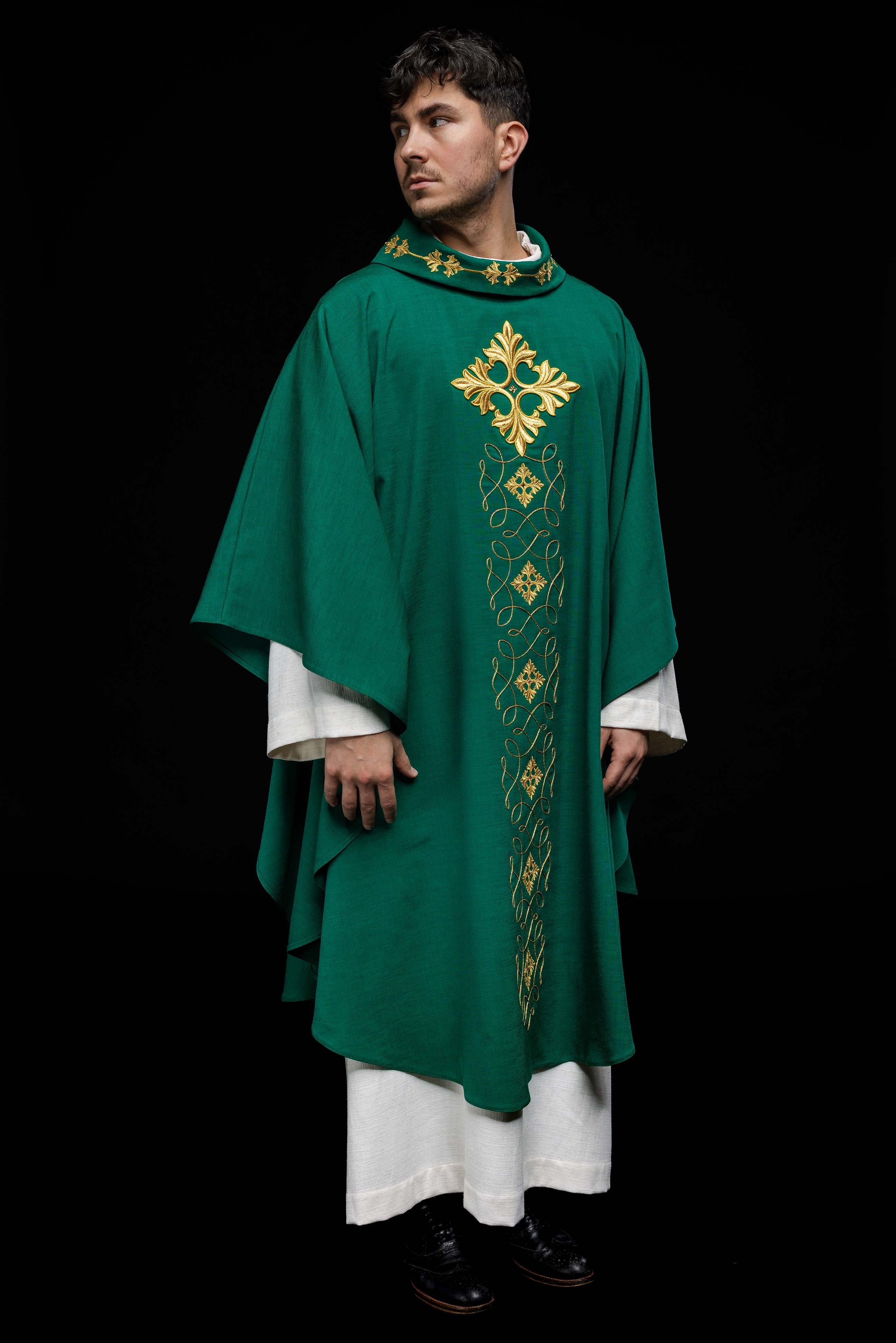 Green chasuble richly embroidered with a cord - HAFTINAUSA.COM