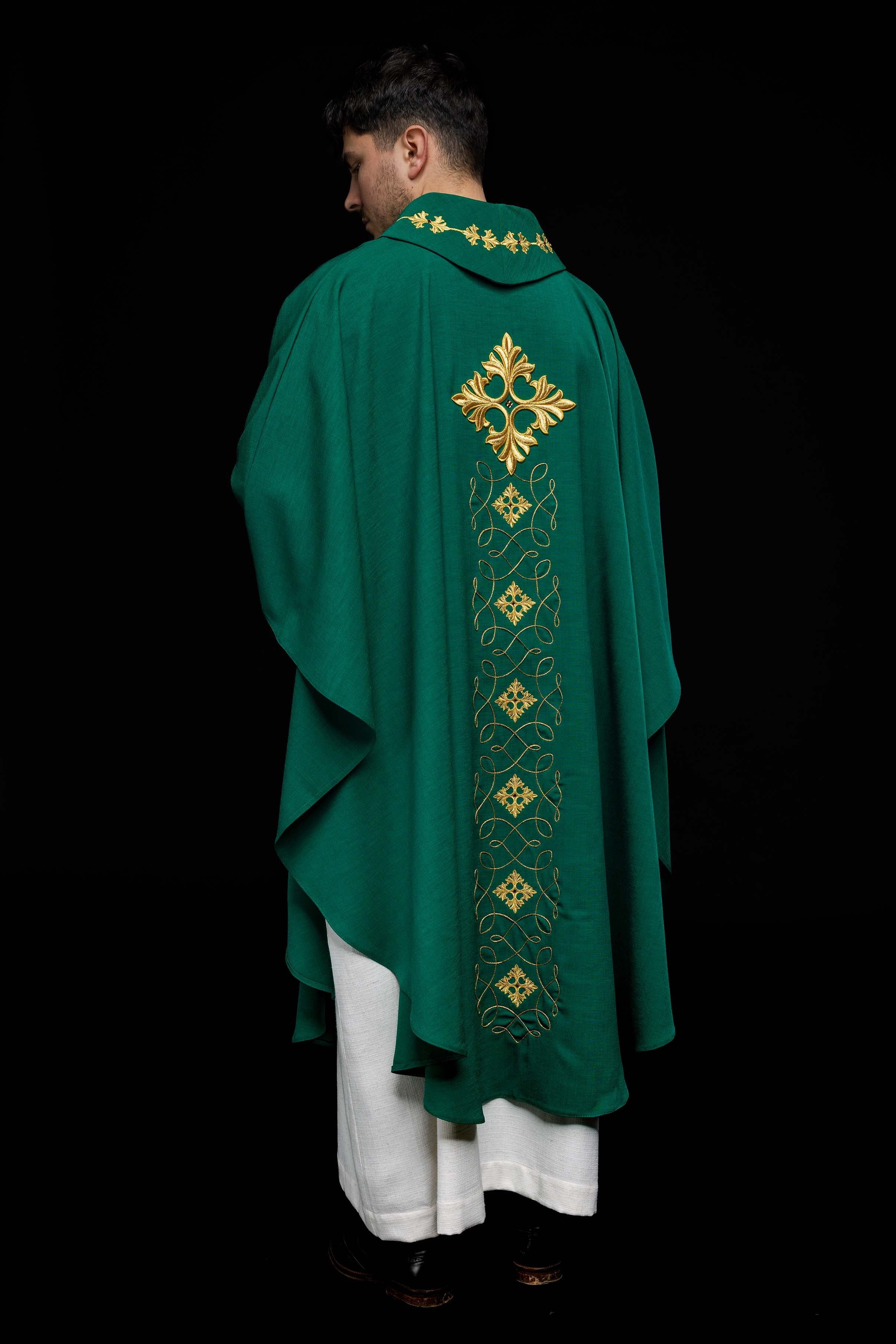 Green chasuble richly embroidered with a cord - HAFTINAUSA.COM