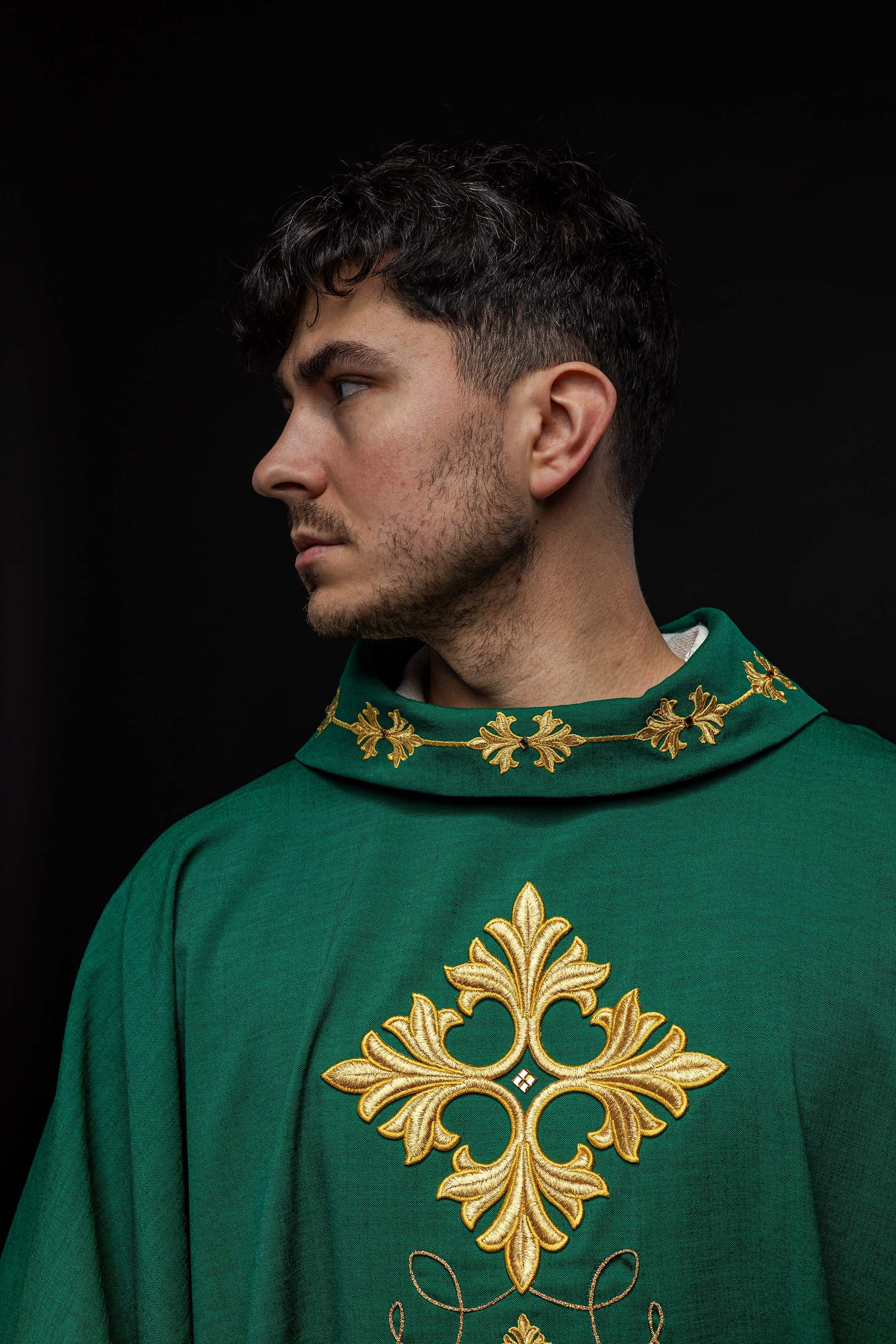 Green chasuble richly embroidered with a cord - HAFTINAUSA.COM