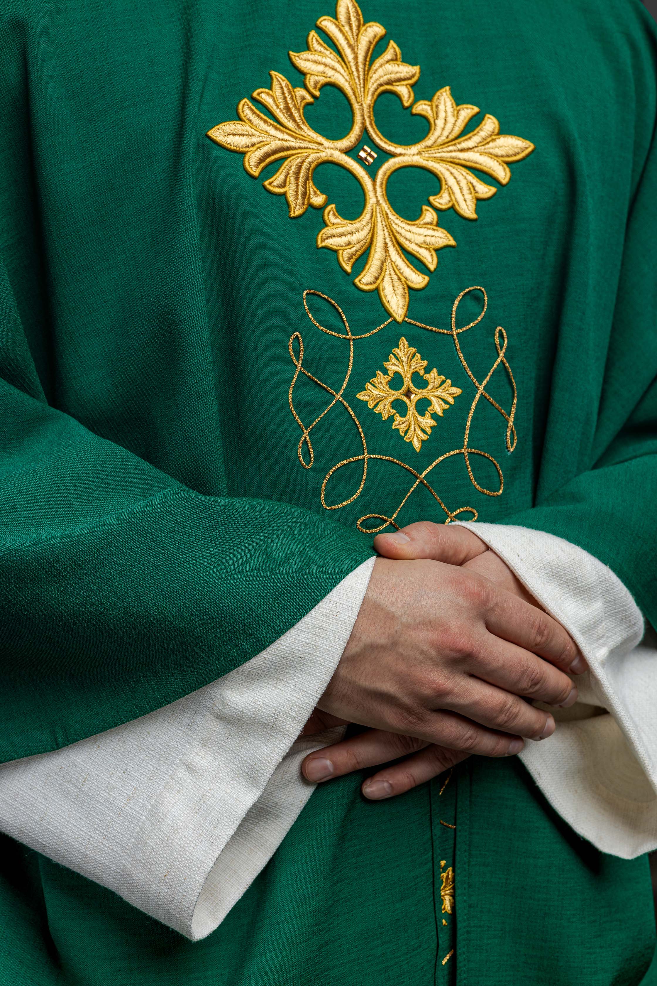 Green chasuble richly embroidered with a cord - HAFTINAUSA.COM