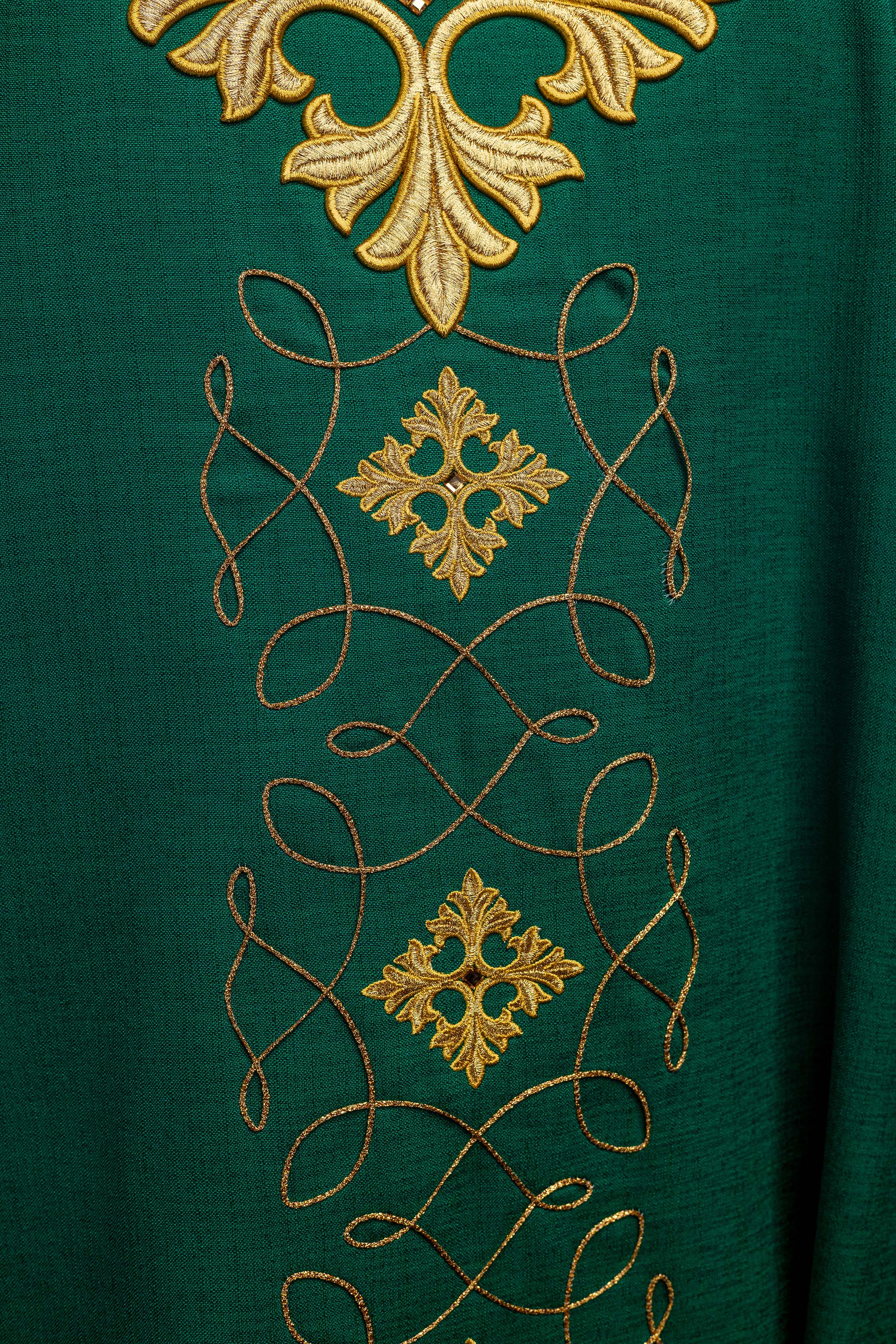 Green chasuble richly embroidered with a cord - HAFTINAUSA.COM