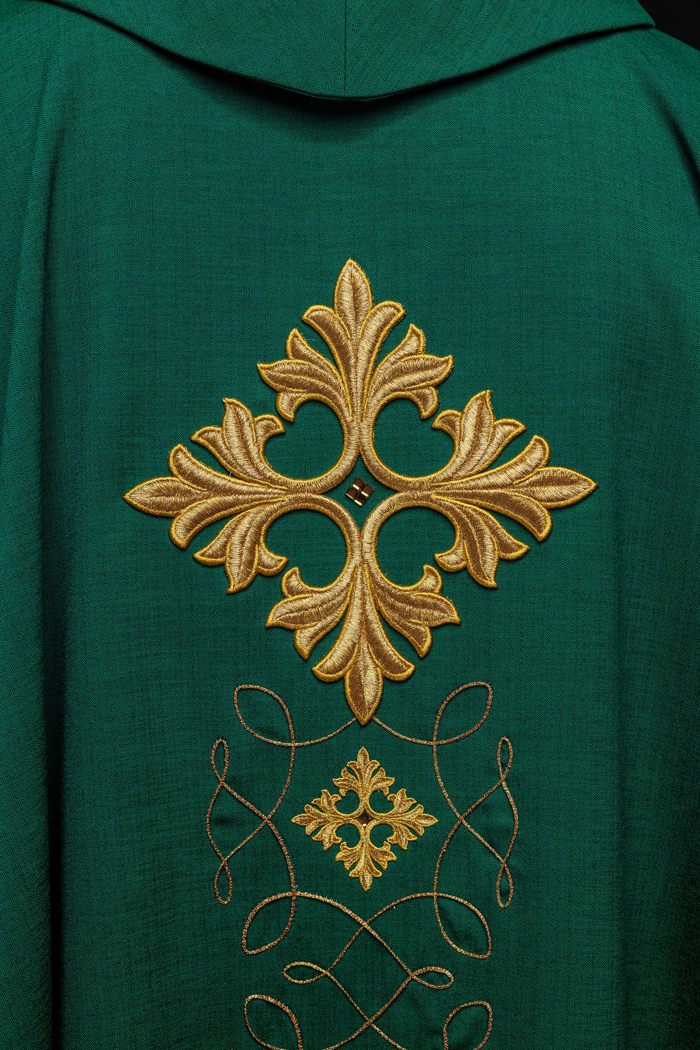 Green chasuble richly embroidered with a cord - HAFTINAUSA.COM