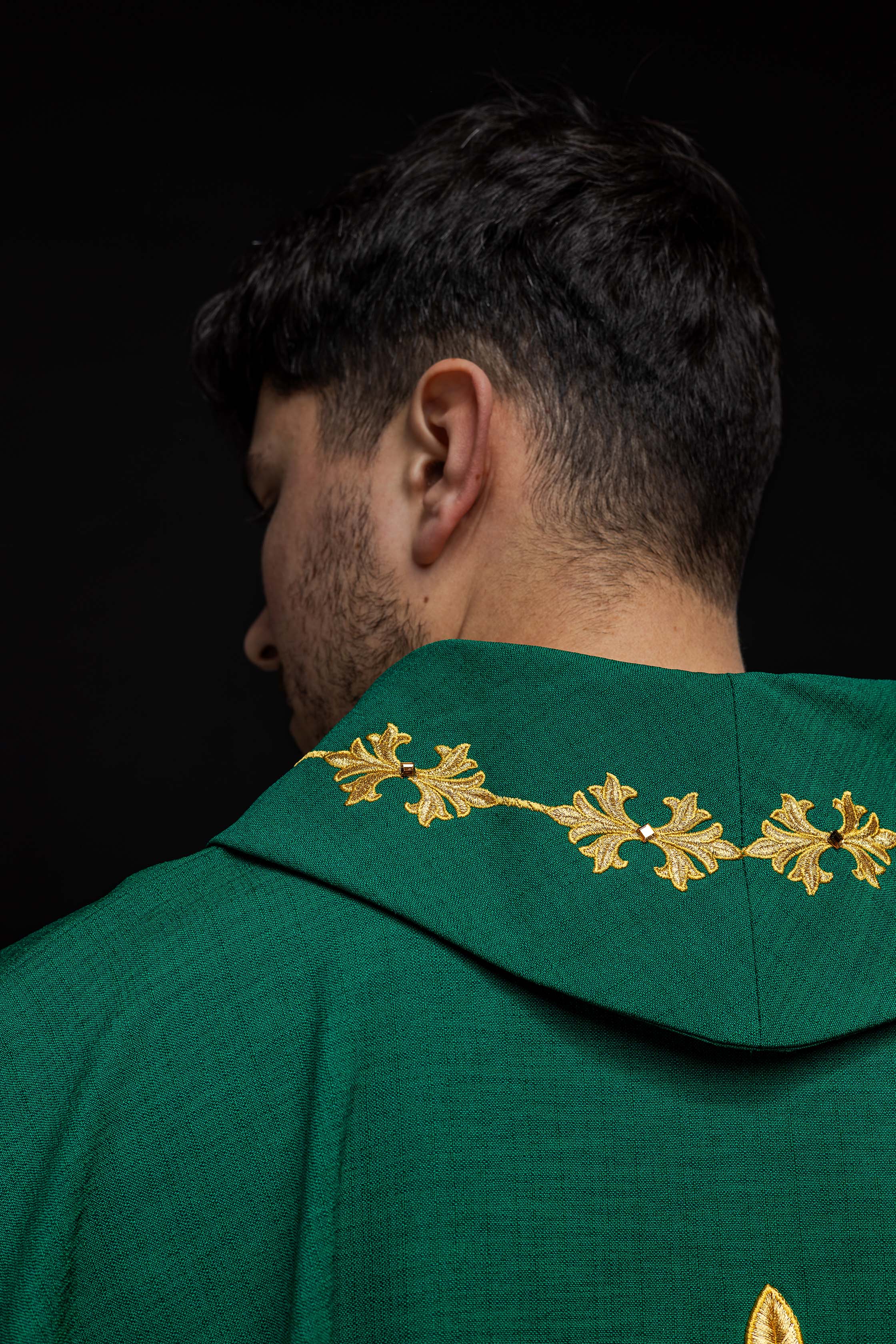 Green chasuble richly embroidered with a cord - HAFTINAUSA.COM