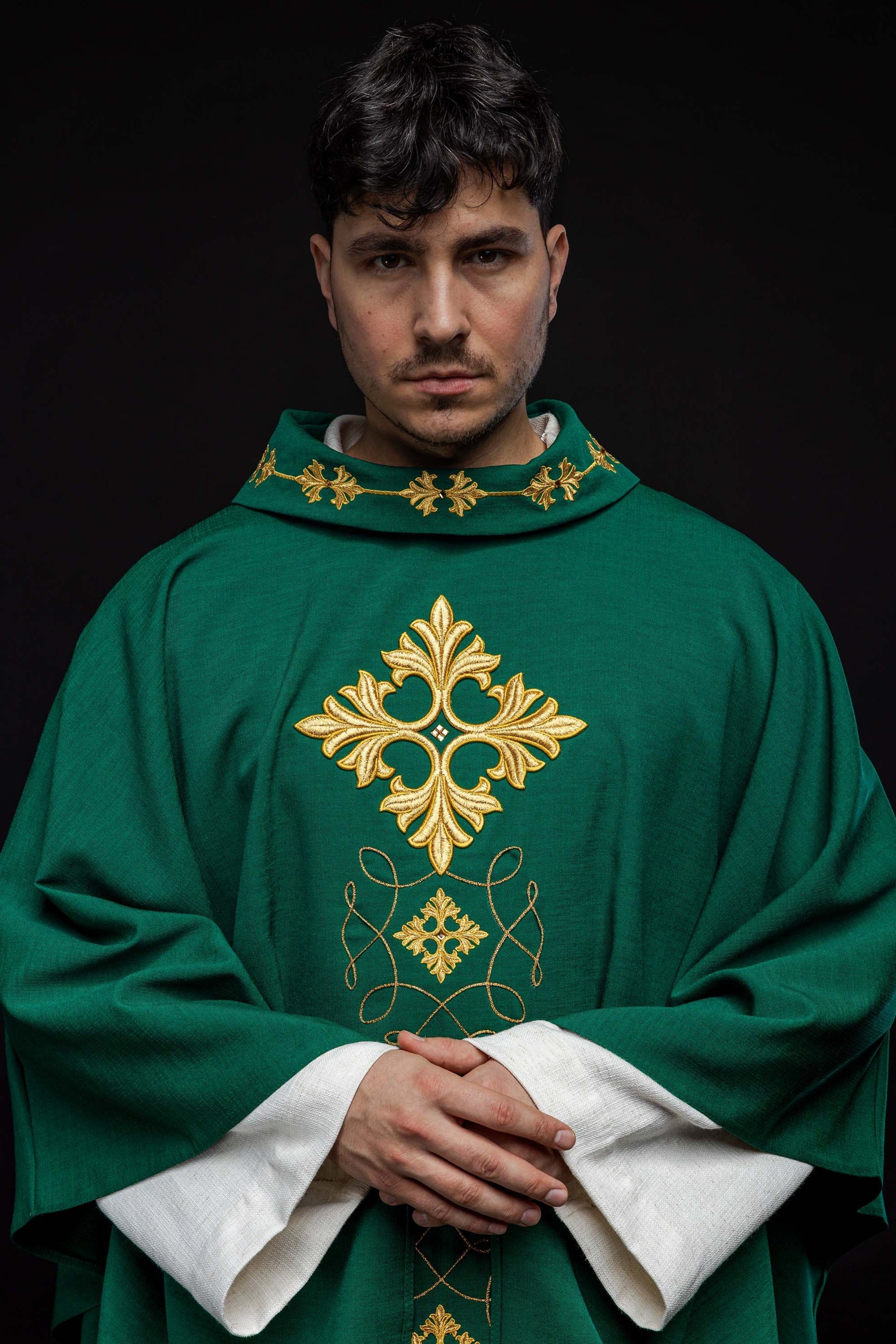 Green chasuble richly embroidered with a cord - HAFTINAUSA.COM