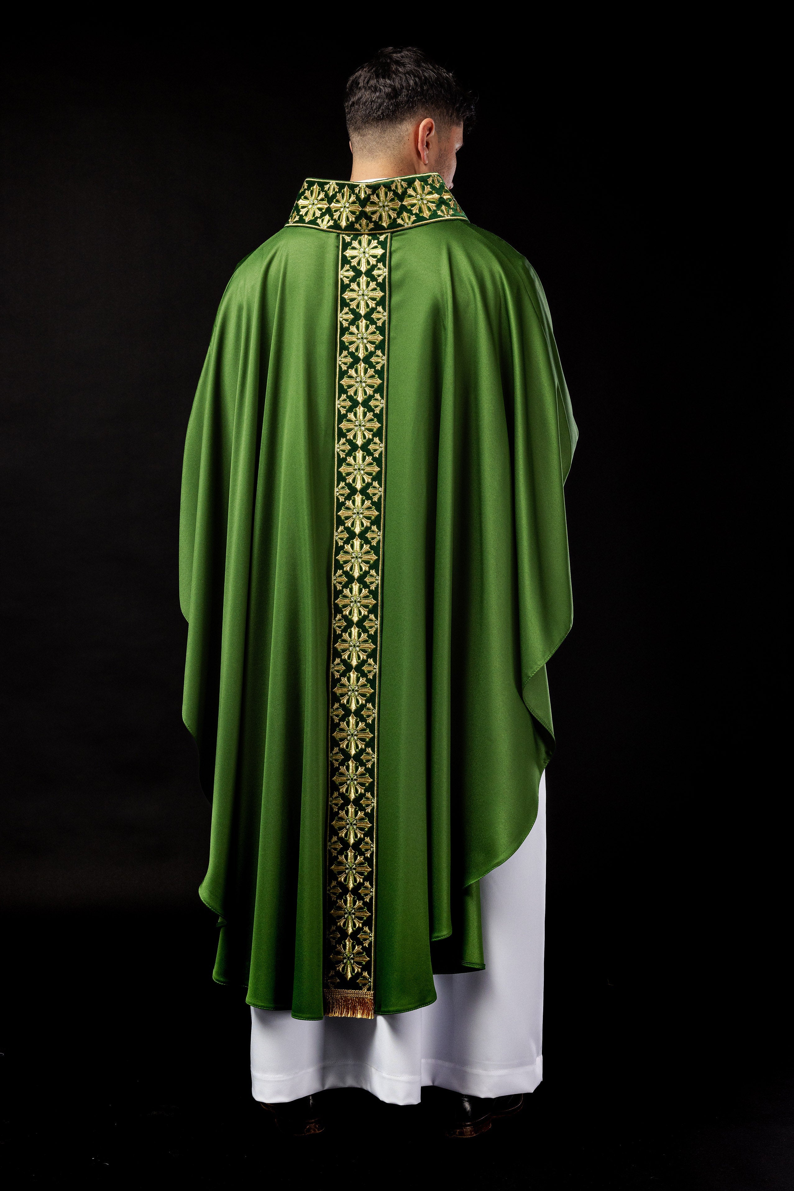 Chasuble with shiny embroidery in green