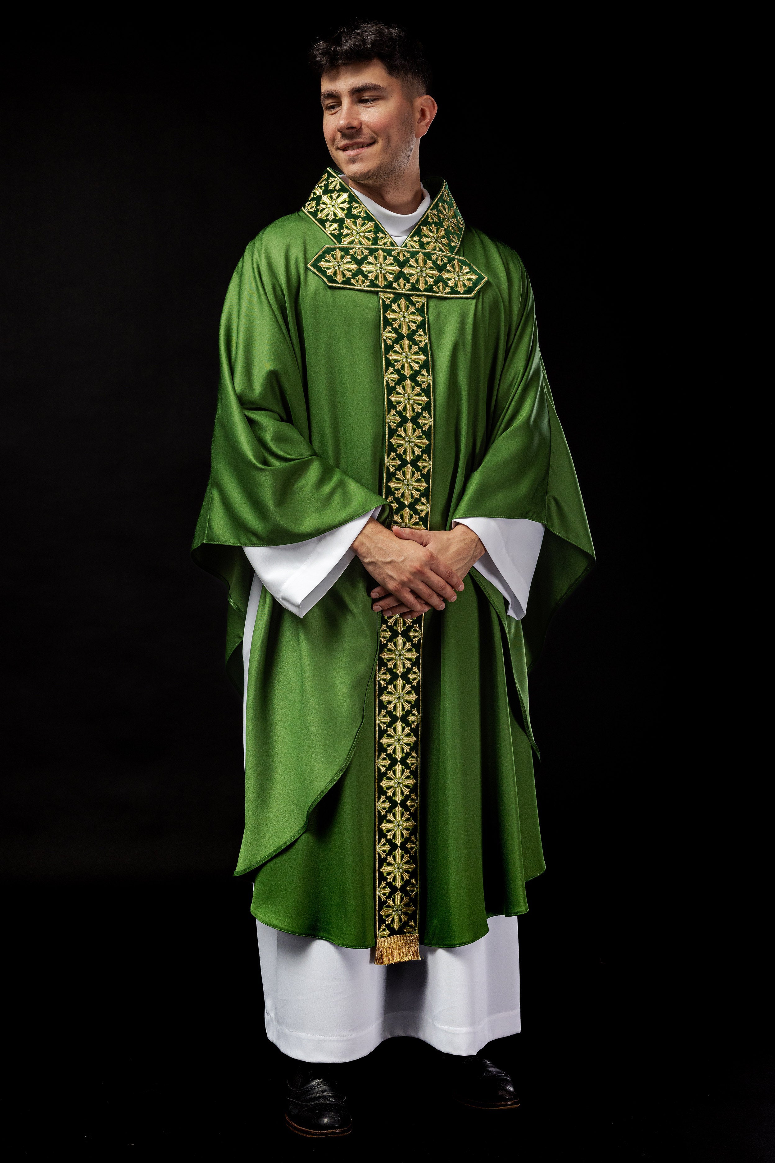 Chasuble with shiny embroidery in green