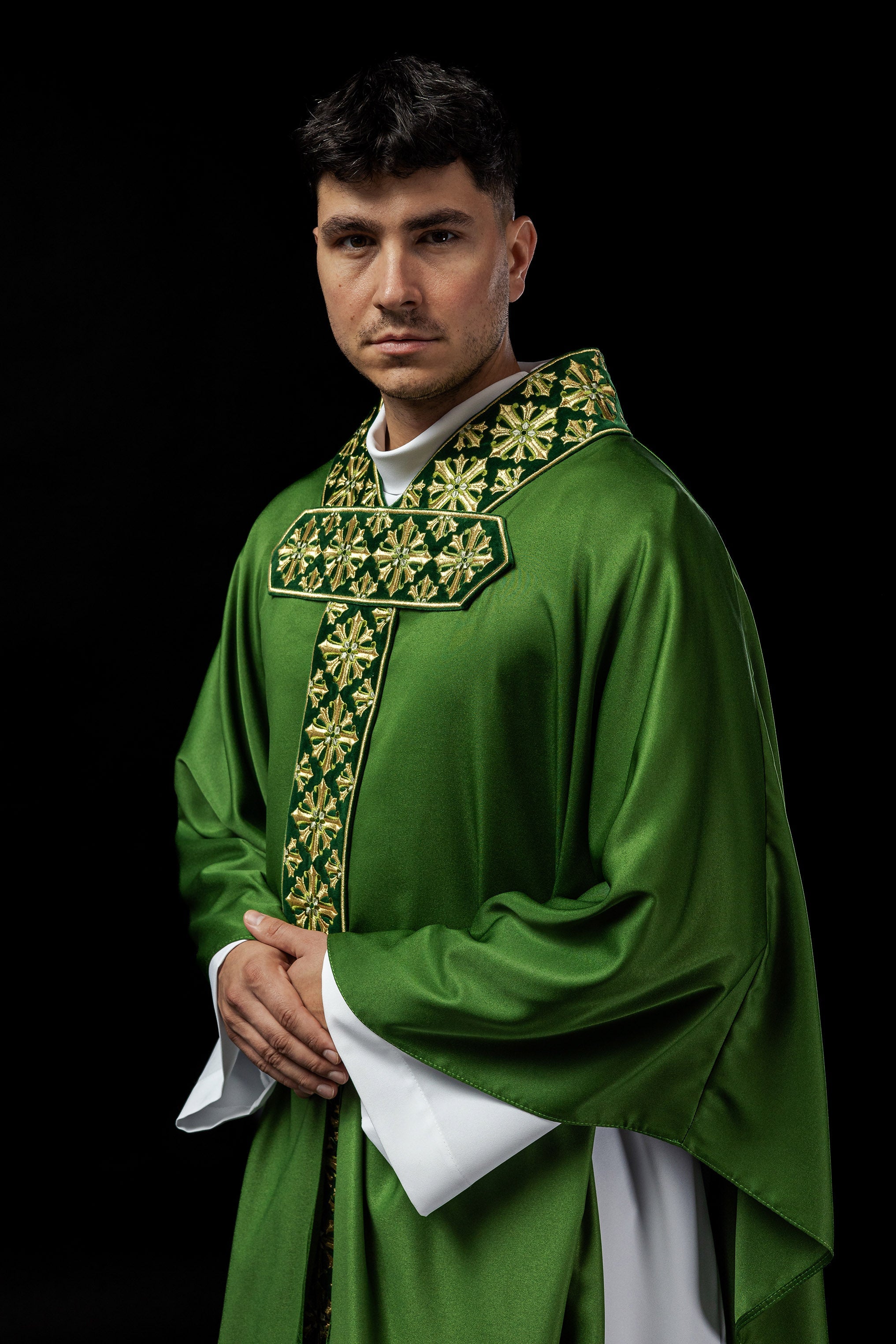 Chasuble with shiny embroidery in green