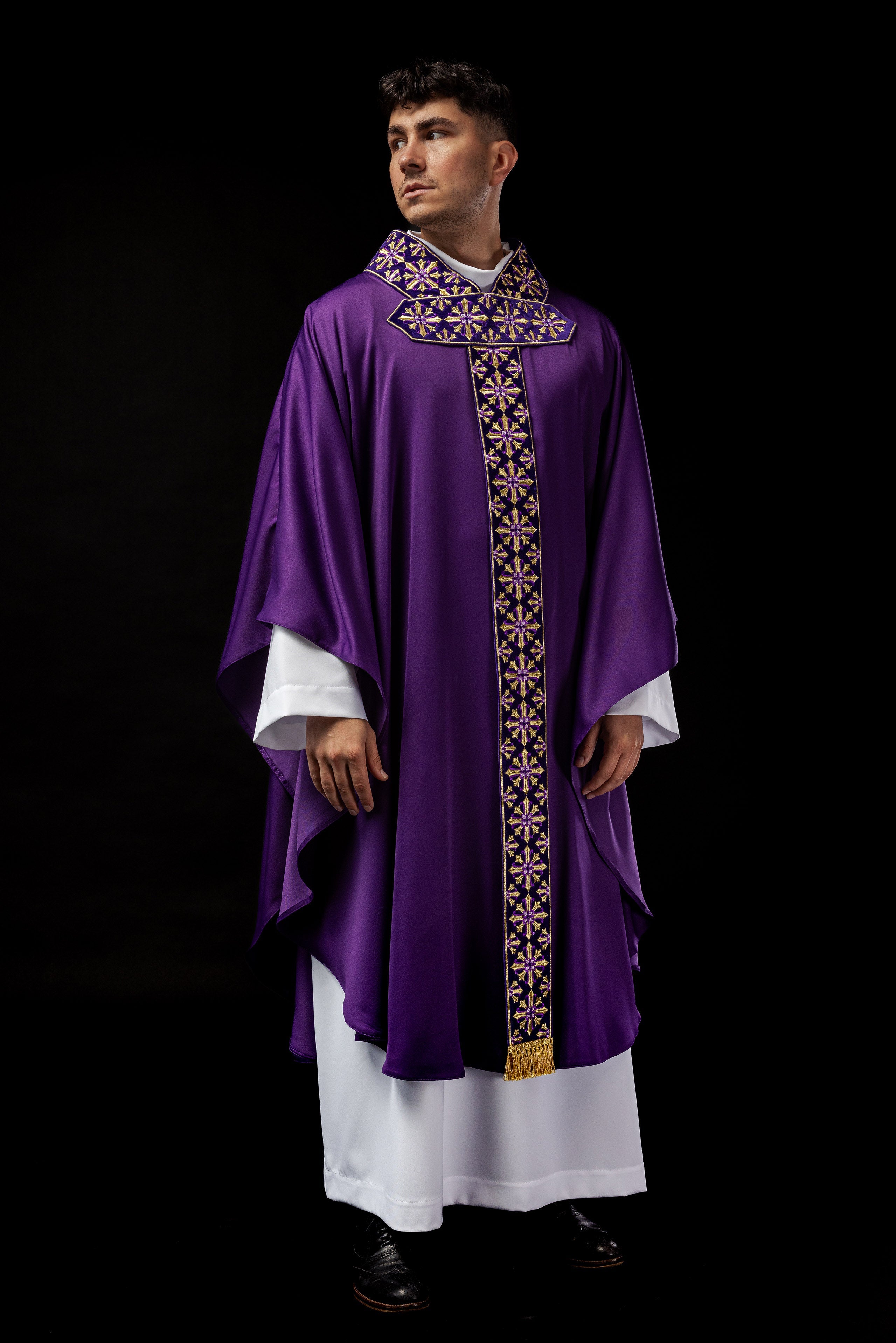 Chasuble with decorative embroidery in purple