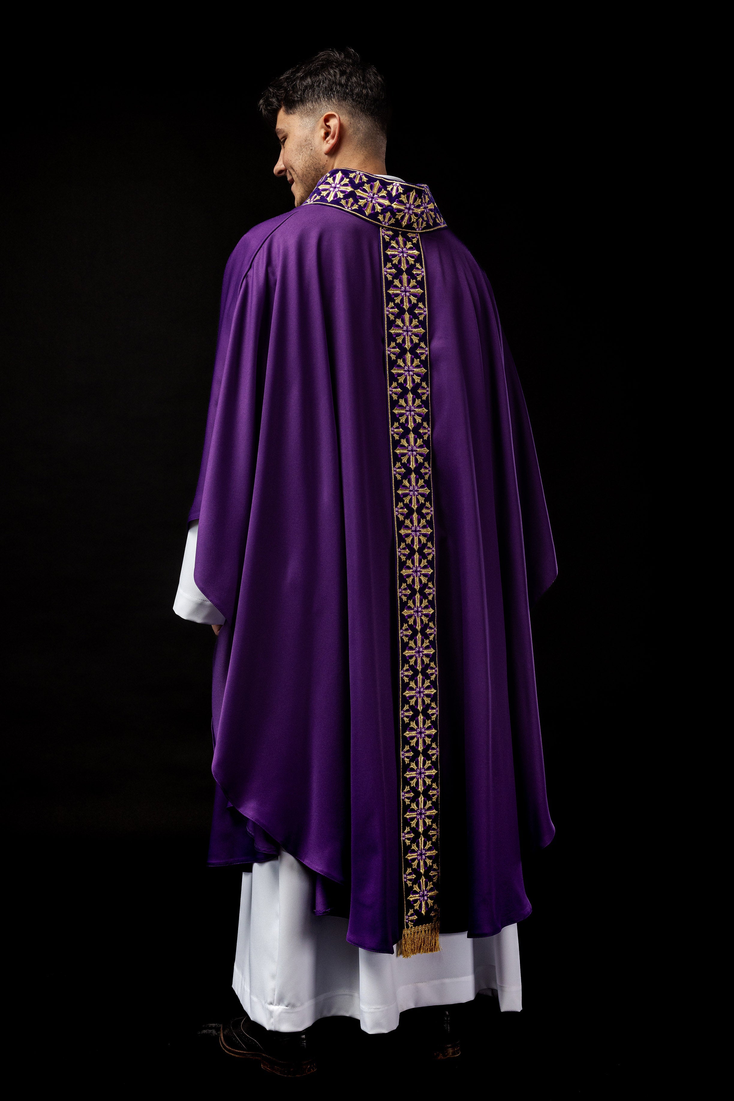 Chasuble with decorative embroidery in purple