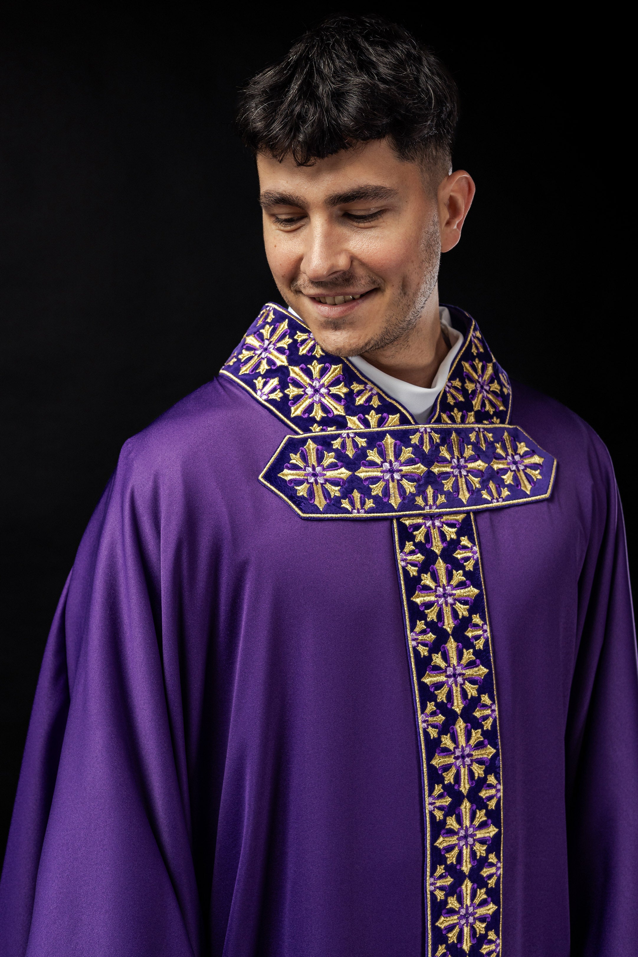 Chasuble with decorative embroidery in purple