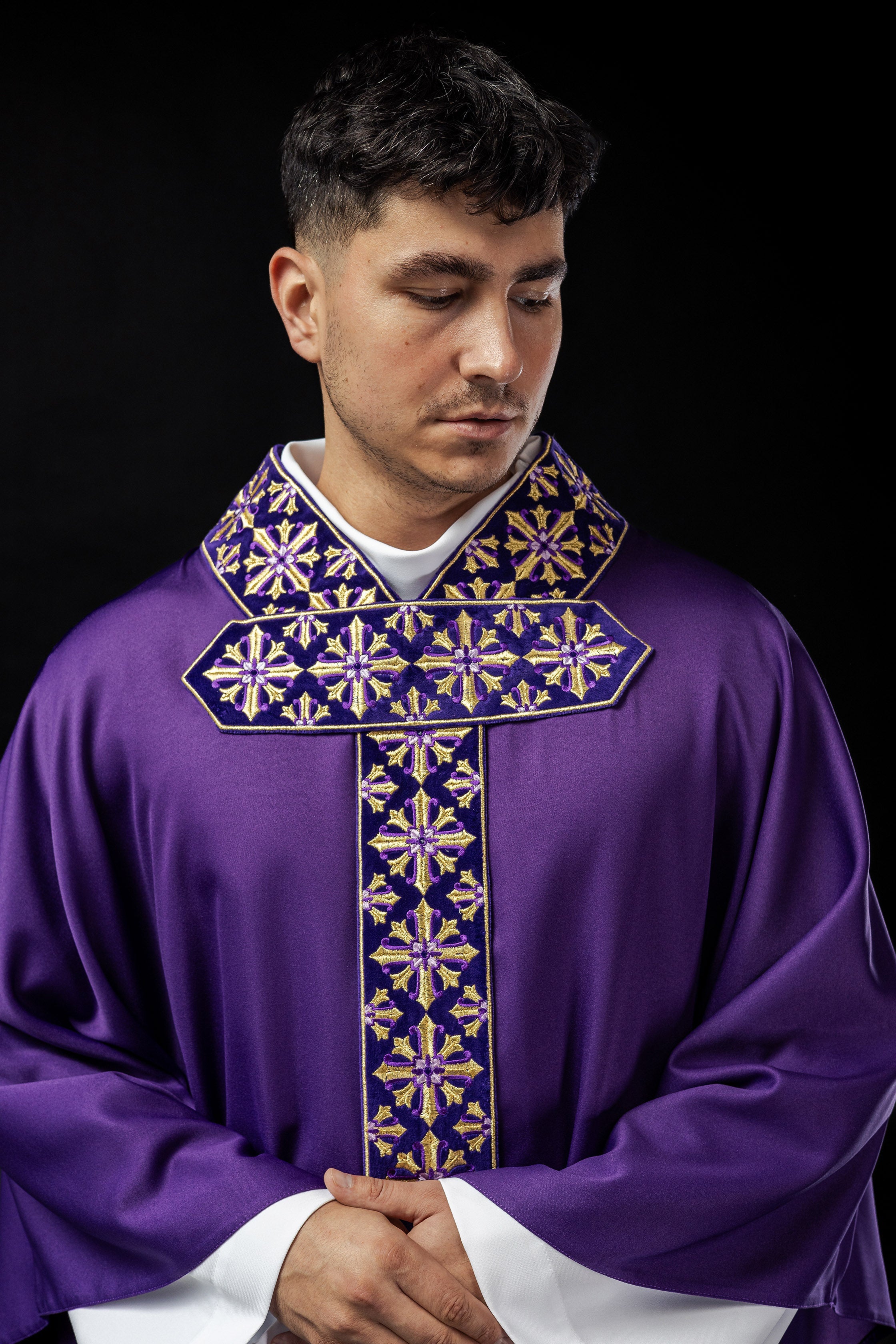 Chasuble with decorative embroidery in purple