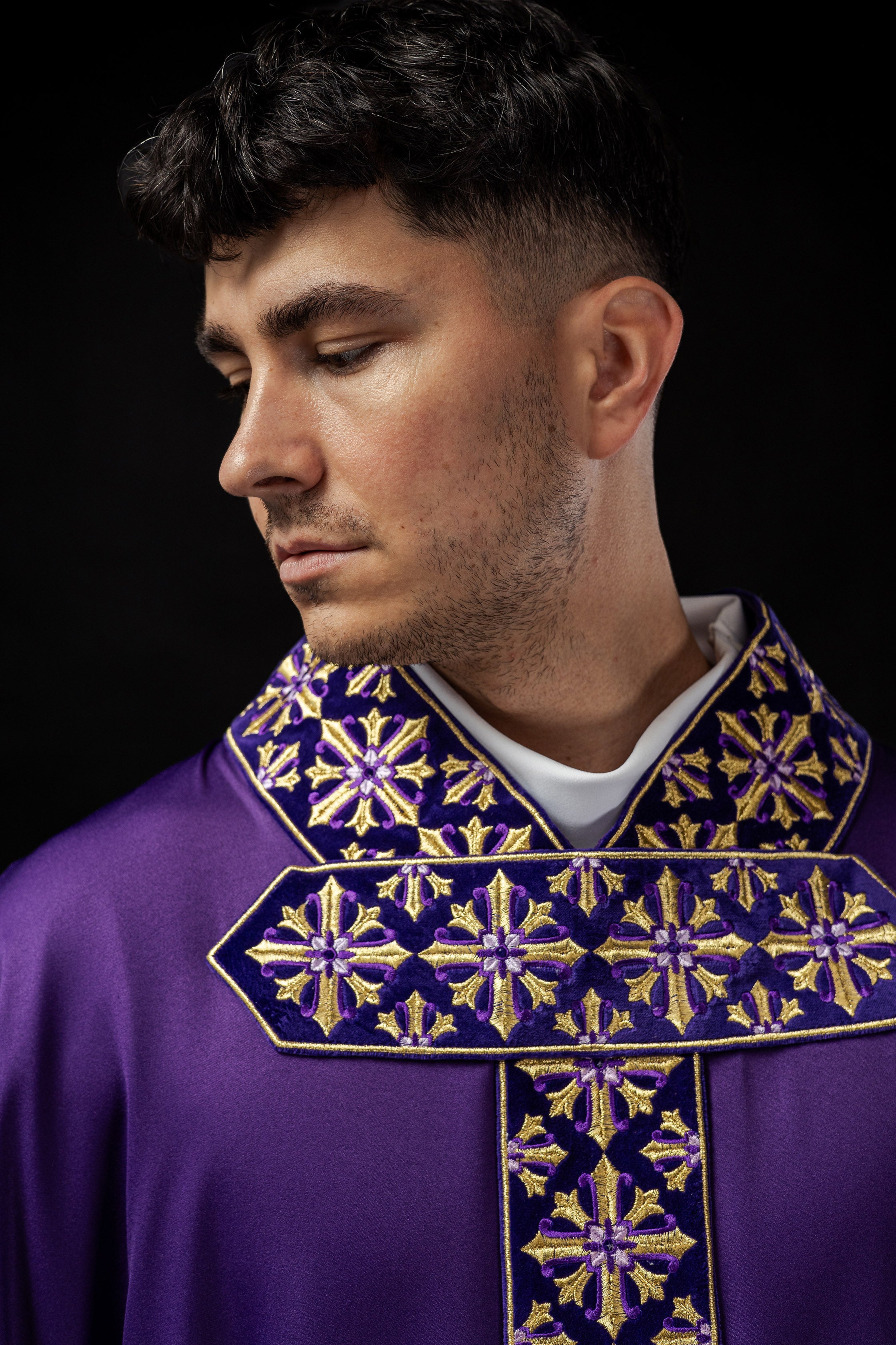 Chasuble with decorative embroidery in purple